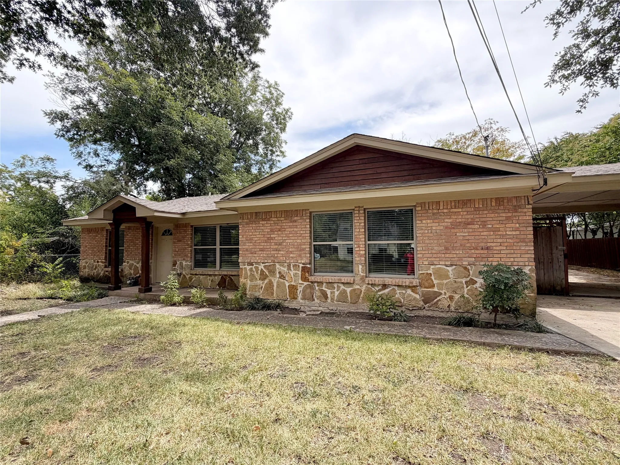 Single Family Residence For Rent in Collin County , 310 E Santa Fe Street, Farmersville, Texas 75442, 3 Bedroom, 3 Bathroom, Garage spaces, 2,010 Sqft, built in 1967, mls#21359704, Real Estate Agent in Farmersville, Homes For Rent in Collin county, Homes For Rent in Farmersville, Realtor in Farmersville Texas, Real Estate Brokerage Independent Realty Texas, Luminita Cordes Realtor