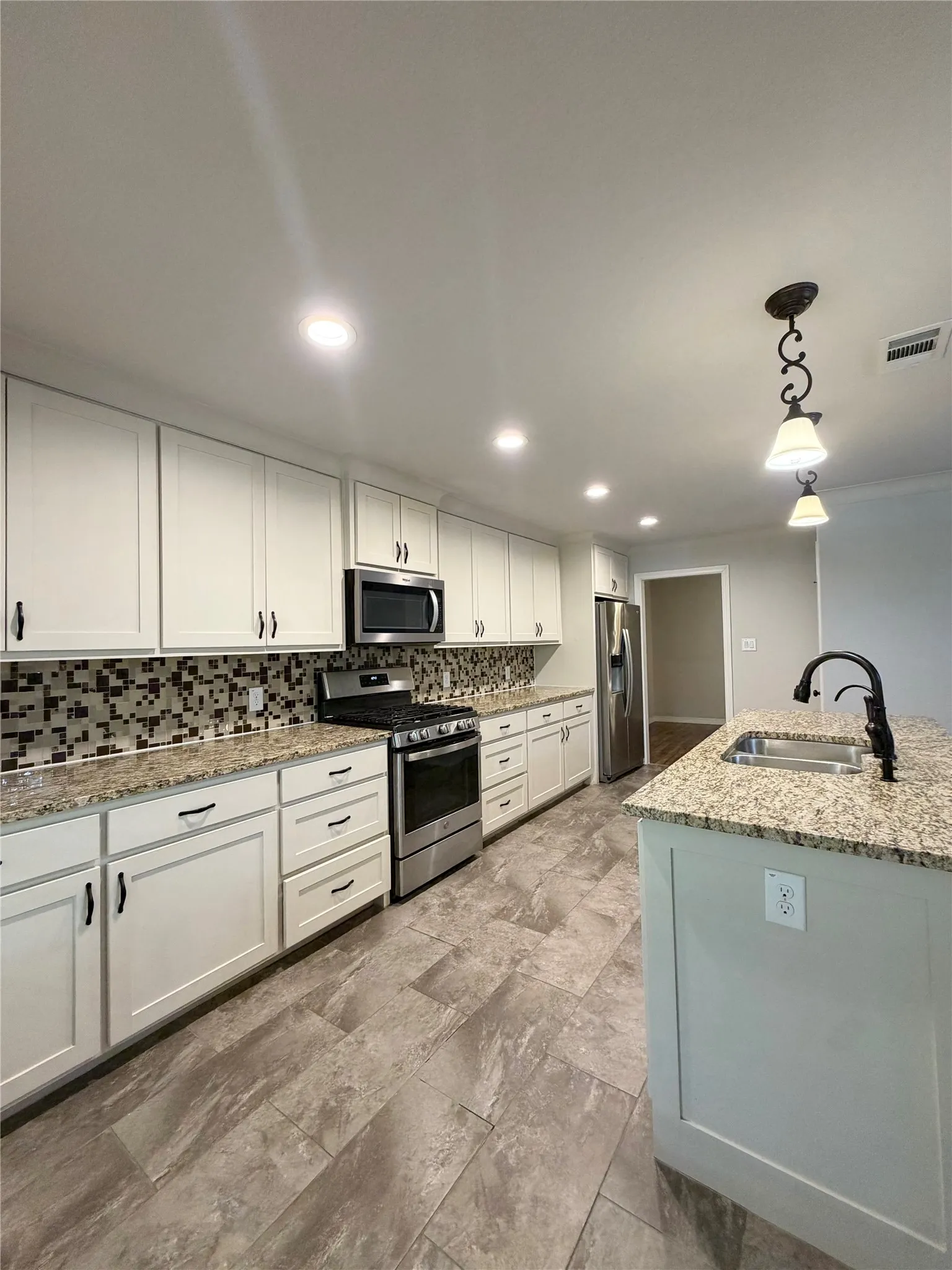 Single Family Residence For Rent in Collin County , 310 E Santa Fe Street, Farmersville, Texas 75442, 3 Bedroom, 3 Bathroom, Garage spaces, 2,010 Sqft, built in 1967, mls#21359704, Real Estate Agent in Farmersville, Homes For Rent in Collin county, Homes For Rent in Farmersville, Realtor in Farmersville Texas, Real Estate Brokerage Independent Realty Texas, Luminita Cordes Realtor