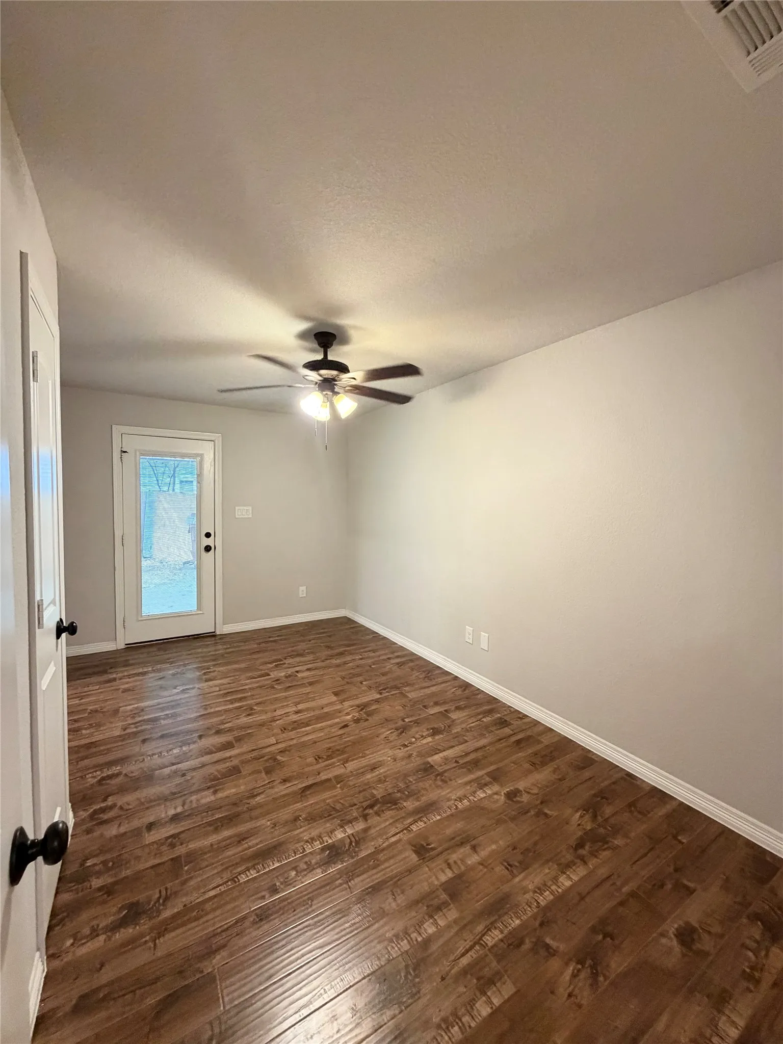 Single Family Residence For Rent in Collin County , 310 E Santa Fe Street, Farmersville, Texas 75442, 3 Bedroom, 3 Bathroom, Garage spaces, 2,010 Sqft, built in 1967, mls#21359704, Real Estate Agent in Farmersville, Homes For Rent in Collin county, Homes For Rent in Farmersville, Realtor in Farmersville Texas, Real Estate Brokerage Independent Realty Texas, Luminita Cordes Realtor