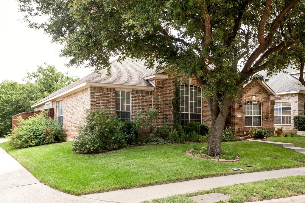 Single Family Residence For Rent in Denton County , 2221 Briary Trace Court, Lewisville, Texas 75077, 3 Bedroom, 2 Bathroom, 2 Garage spaces, 2,120 Sqft, built in 1996, mls#21371520, Real Estate Agent in Lewisville, Homes For Rent in Denton county, Homes For Rent in Lewisville, Realtor in Lewisville Texas, Real Estate Brokerage Independent Realty Texas, Luminita Cordes Realtor