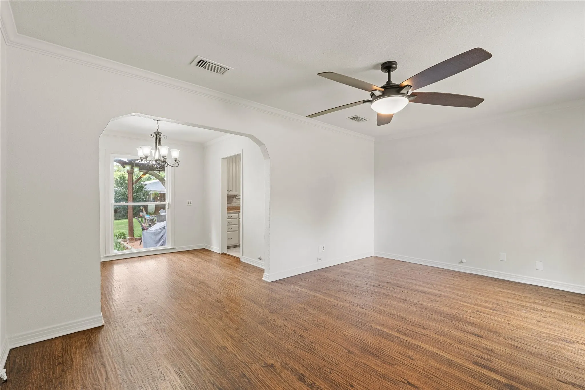 Single Family Residence For Sale in Rockwall County , 606 Storrs Street, Rockwall, Texas 75087, 2 Bedroom, 1 Bathroom, 1 Garage spaces, 929 Sqft, built in 1930, mls#21371444, Real Estate Agent in Rockwall, Homes For Sale in Rockwall county, Homes For Sale in Rockwall, Realtor in Rockwall Texas, Real Estate Brokerage Independent Realty Texas, Luminita Cordes Realtor