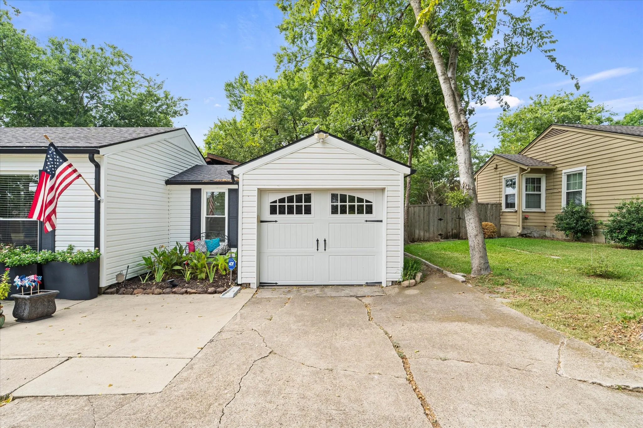 Single Family Residence For Sale in Rockwall County , 606 Storrs Street, Rockwall, Texas 75087, 2 Bedroom, 1 Bathroom, 1 Garage spaces, 929 Sqft, built in 1930, mls#21371444, Real Estate Agent in Rockwall, Homes For Sale in Rockwall county, Homes For Sale in Rockwall, Realtor in Rockwall Texas, Real Estate Brokerage Independent Realty Texas, Luminita Cordes Realtor