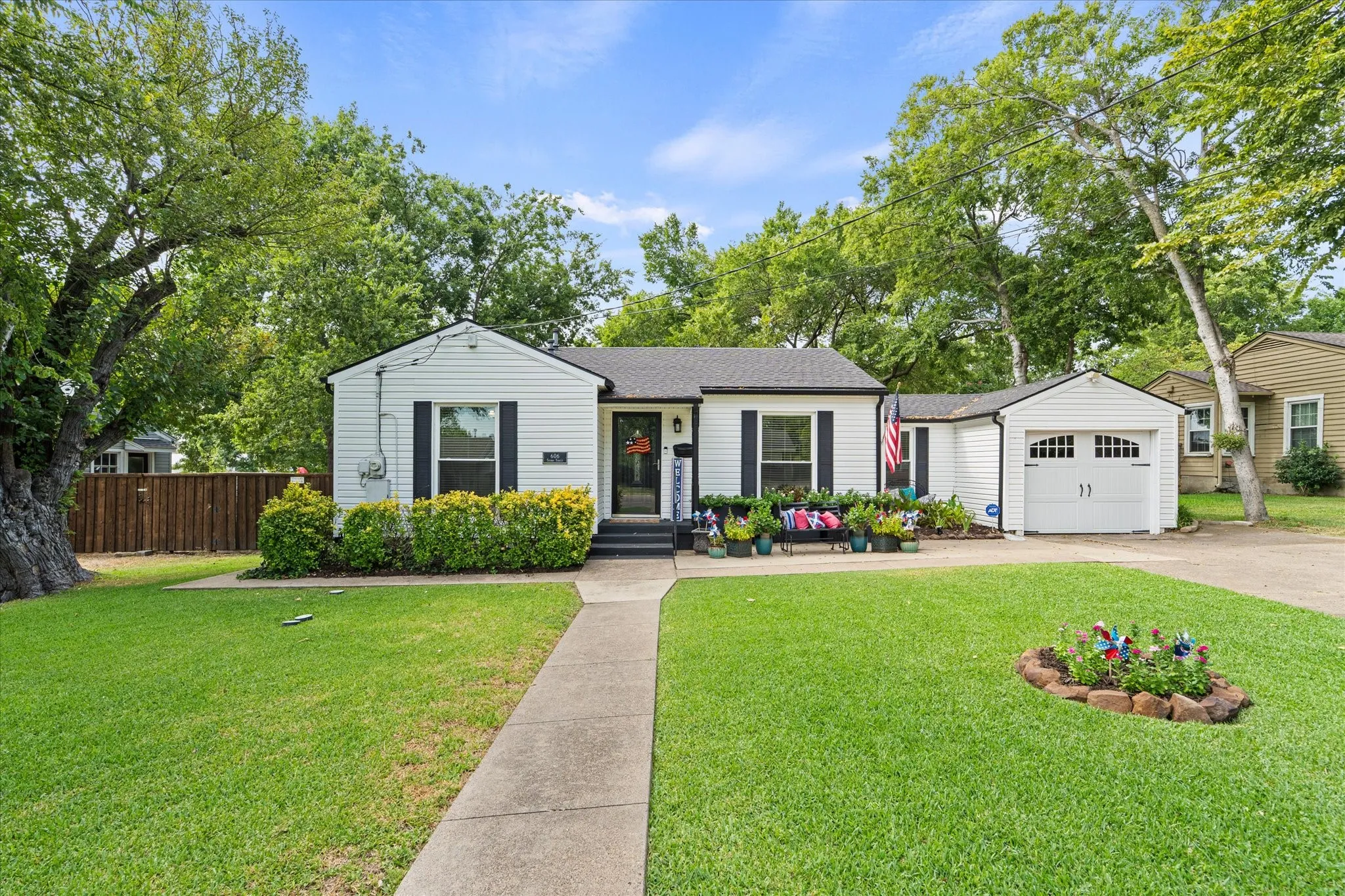 Single Family Residence For Sale in Rockwall County , 606 Storrs Street, Rockwall, Texas 75087, 2 Bedroom, 1 Bathroom, 1 Garage spaces, 929 Sqft, built in 1930, mls#21371444, Real Estate Agent in Rockwall, Homes For Sale in Rockwall county, Homes For Sale in Rockwall, Realtor in Rockwall Texas, Real Estate Brokerage Independent Realty Texas, Luminita Cordes Realtor