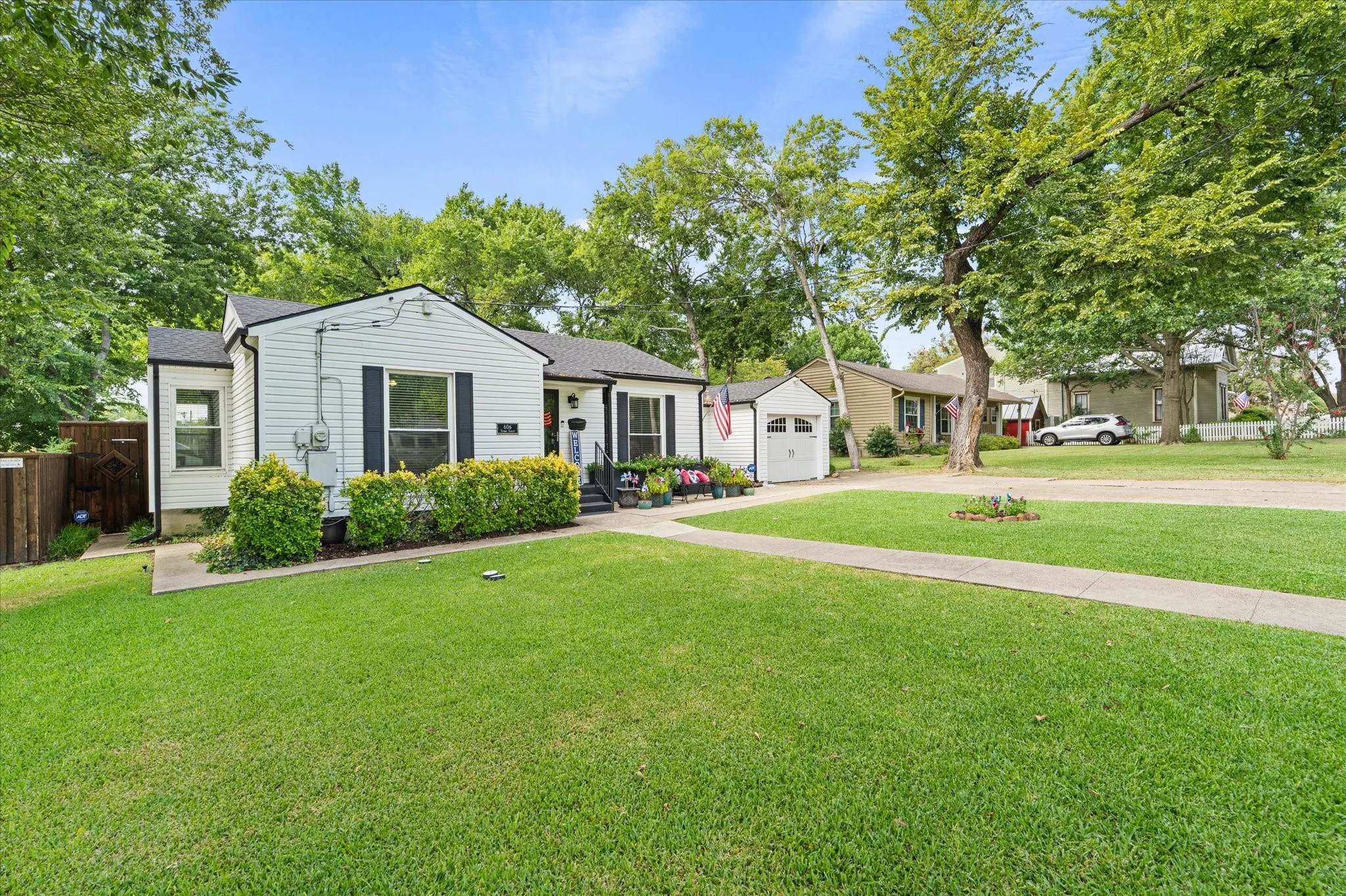 Single Family Residence For Sale in Rockwall County , 606 Storrs Street, Rockwall, Texas 75087, 2 Bedroom, 1 Bathroom, 1 Garage spaces, 929 Sqft, built in 1930, mls#21371444, Real Estate Agent in Rockwall, Homes For Sale in Rockwall county, Homes For Sale in Rockwall, Realtor in Rockwall Texas, Real Estate Brokerage Independent Realty Texas, Luminita Cordes Realtor