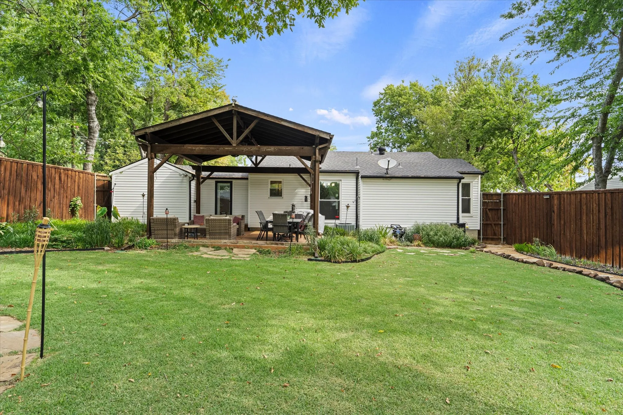 Single Family Residence For Sale in Rockwall County , 606 Storrs Street, Rockwall, Texas 75087, 2 Bedroom, 1 Bathroom, 1 Garage spaces, 929 Sqft, built in 1930, mls#21371444, Real Estate Agent in Rockwall, Homes For Sale in Rockwall county, Homes For Sale in Rockwall, Realtor in Rockwall Texas, Real Estate Brokerage Independent Realty Texas, Luminita Cordes Realtor