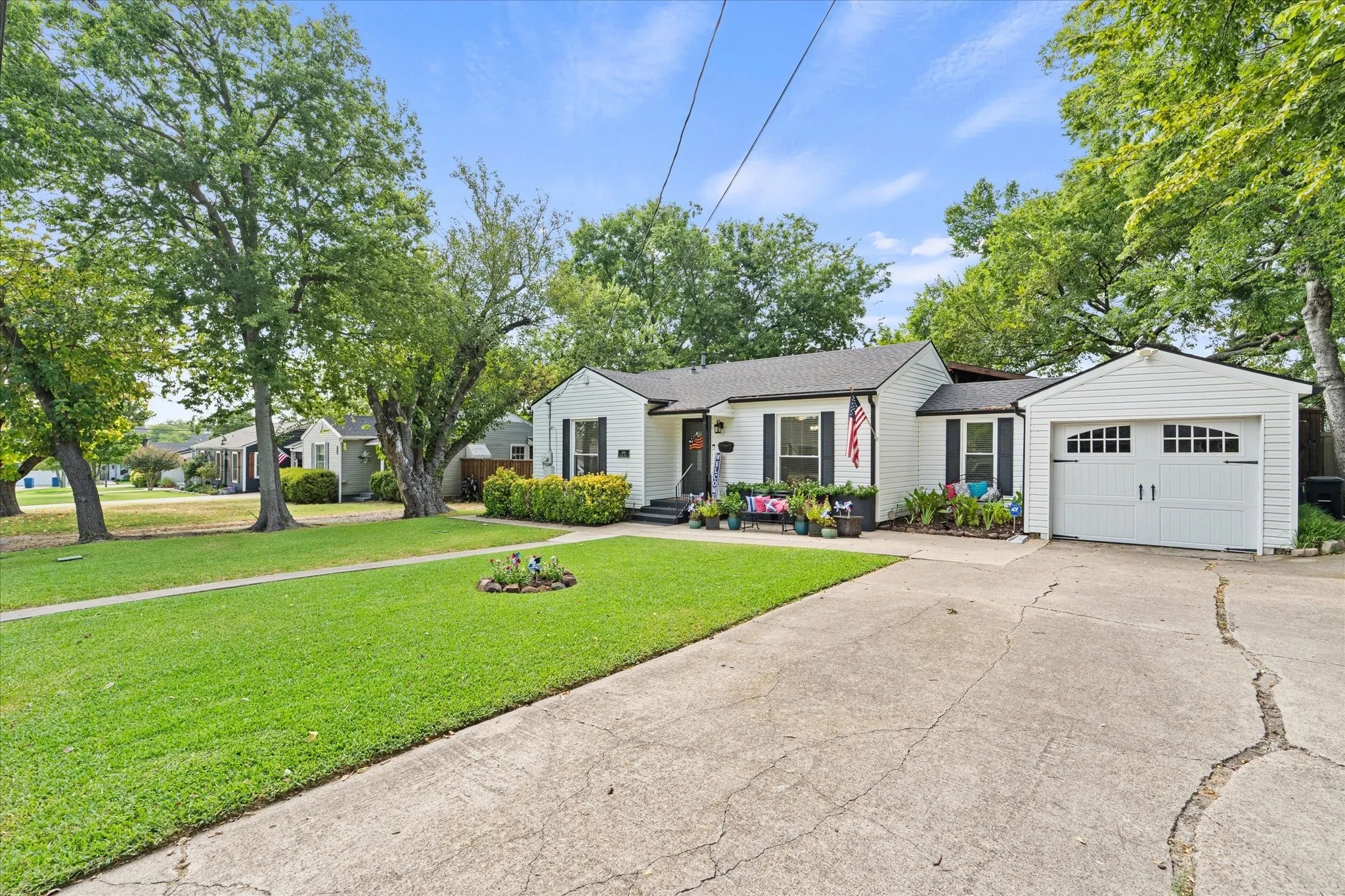 Single Family Residence For Sale in Rockwall County , 606 Storrs Street, Rockwall, Texas 75087, 2 Bedroom, 1 Bathroom, 1 Garage spaces, 929 Sqft, built in 1930, mls#21371444, Real Estate Agent in Rockwall, Homes For Sale in Rockwall county, Homes For Sale in Rockwall, Realtor in Rockwall Texas, Real Estate Brokerage Independent Realty Texas, Luminita Cordes Realtor