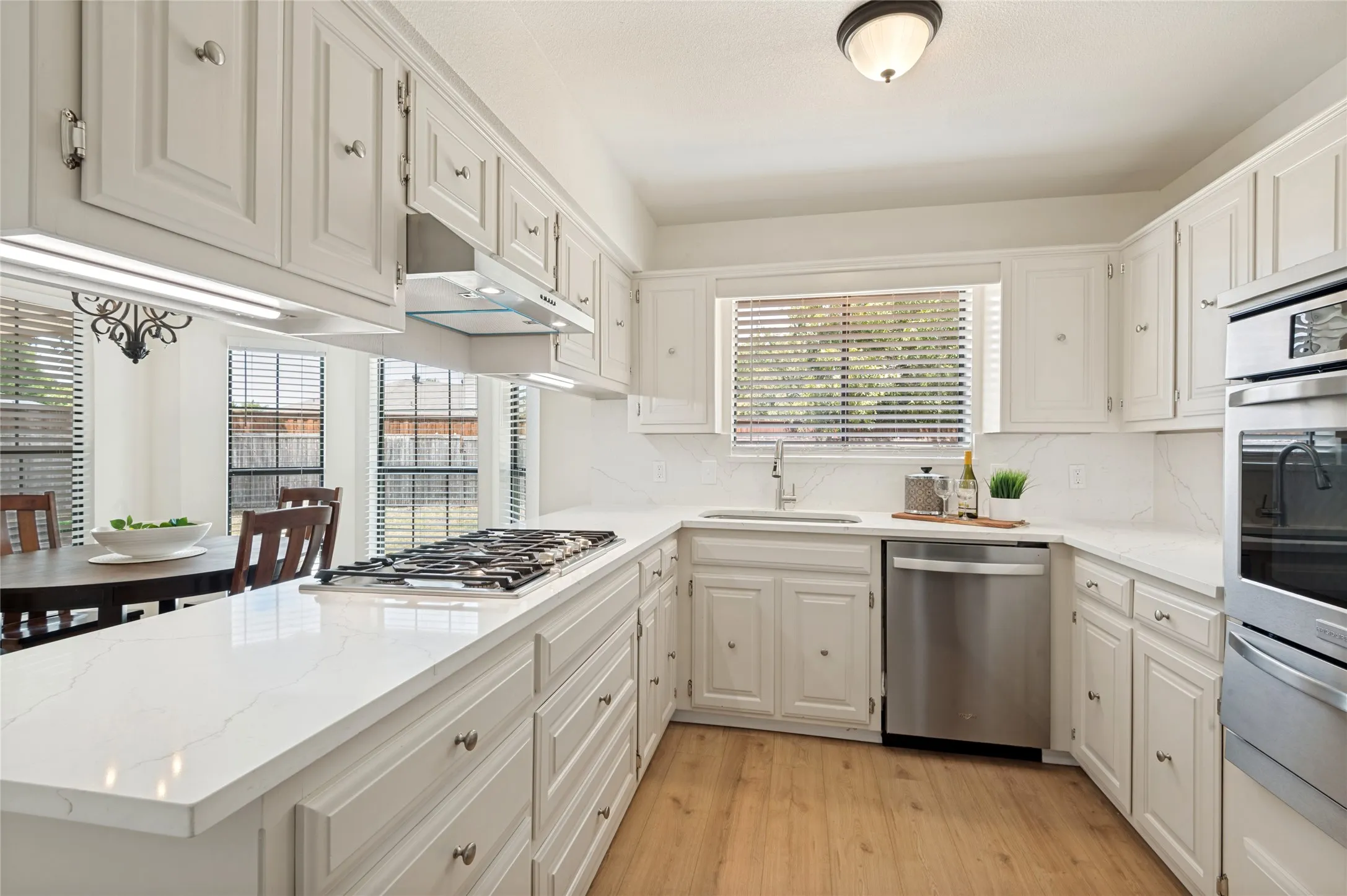 Walls of storage and 2 kitchen pantries - move right in!