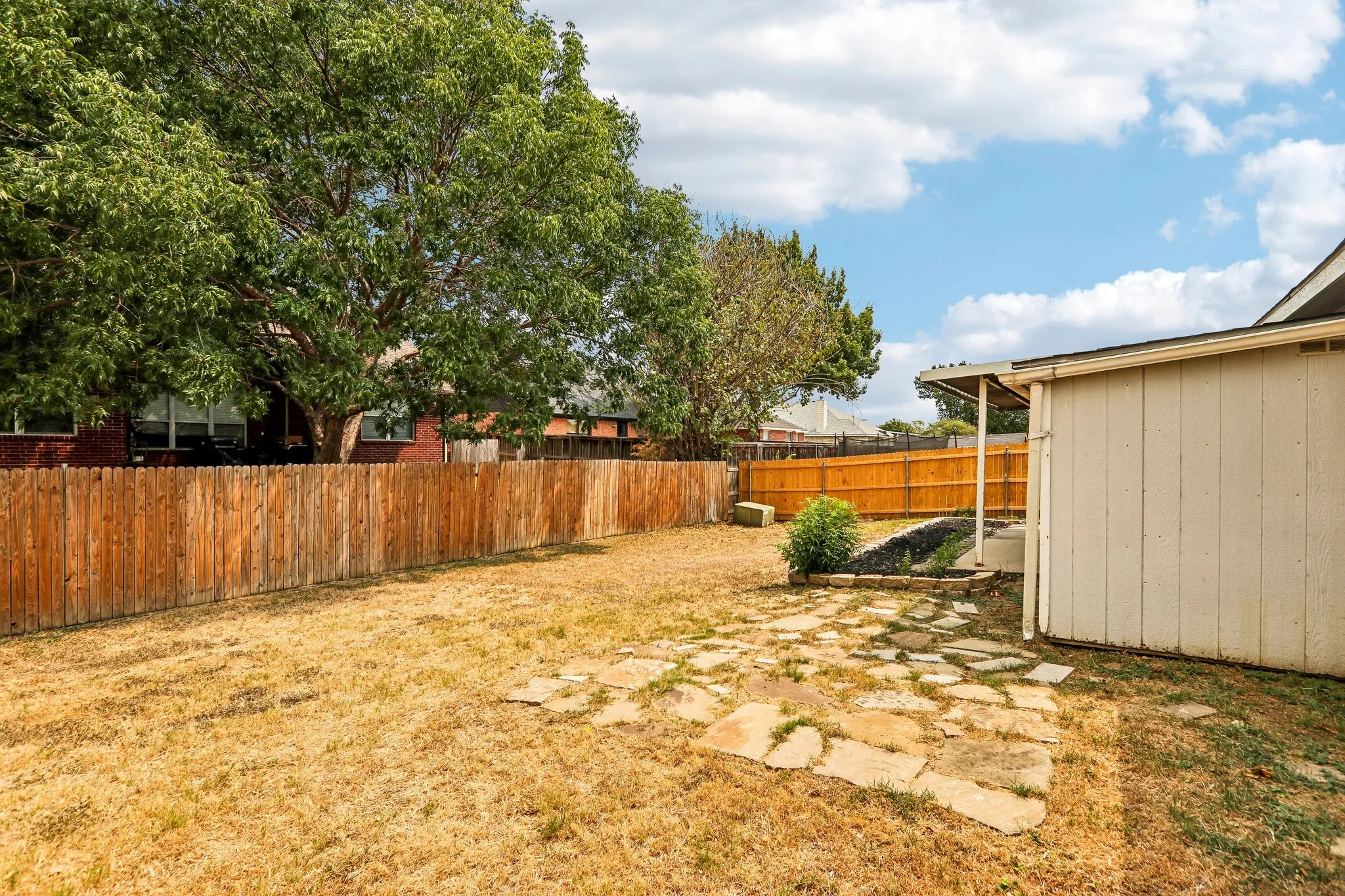 Single Family Residence For Sale in Denton County , 324 Marshall Creek Road, Roanoke, Texas 76262, 3 Bedroom, 2 Bathroom, 2 Garage spaces, 1,918 Sqft, built in 1999, mls#21366779, Real Estate Agent in Roanoke, Homes For Sale in Denton county, Homes For Sale in Roanoke, Realtor in Roanoke Texas, Real Estate Brokerage Independent Realty Texas, Luminita Cordes Realtor