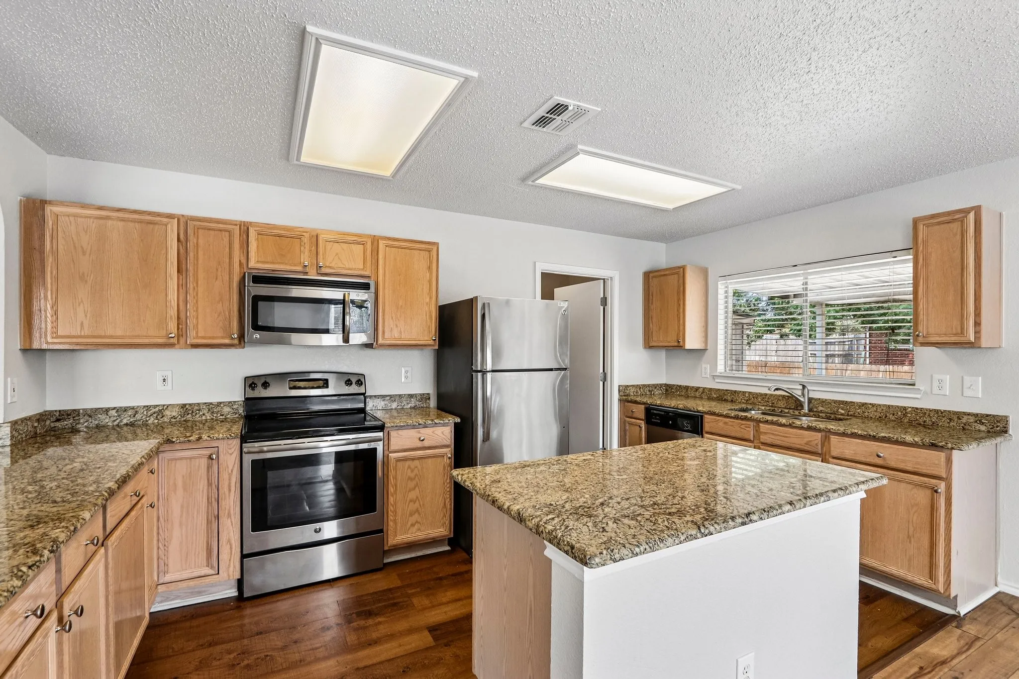 Single Family Residence For Sale in Denton County , 324 Marshall Creek Road, Roanoke, Texas 76262, 3 Bedroom, 2 Bathroom, 2 Garage spaces, 1,918 Sqft, built in 1999, mls#21366779, Real Estate Agent in Roanoke, Homes For Sale in Denton county, Homes For Sale in Roanoke, Realtor in Roanoke Texas, Real Estate Brokerage Independent Realty Texas, Luminita Cordes Realtor