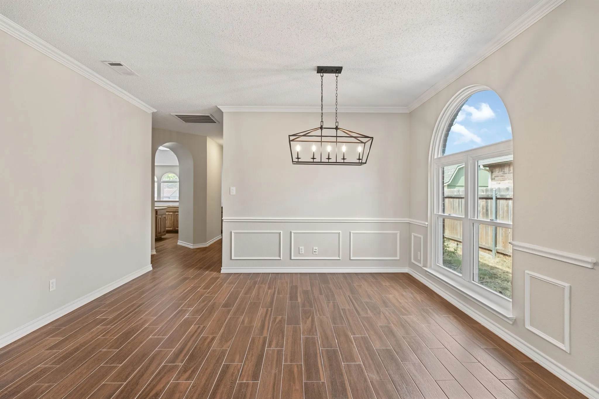 Single Family Residence For Sale in Tarrant County , 104 Bullava Court, Crowley, Texas 76036, 3 Bedroom, 2 Bathroom, 2 Garage spaces, 1,782 Sqft, built in 2003, mls#21343613, Real Estate Agent in Crowley, Homes For Sale in Tarrant county, Homes For Sale in Crowley, Realtor in Crowley Texas, Real Estate Brokerage Independent Realty Texas, Luminita Cordes Realtor