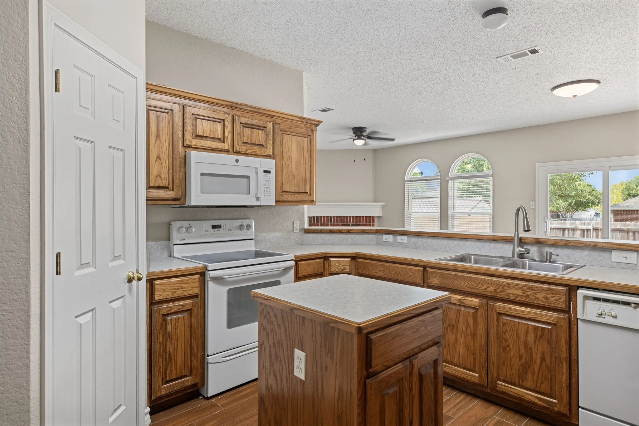 Single Family Residence For Sale in Tarrant County , 104 Bullava Court, Crowley, Texas 76036, 3 Bedroom, 2 Bathroom, 2 Garage spaces, 1,782 Sqft, built in 2003, mls#21343613, Real Estate Agent in Crowley, Homes For Sale in Tarrant county, Homes For Sale in Crowley, Realtor in Crowley Texas, Real Estate Brokerage Independent Realty Texas, Luminita Cordes Realtor