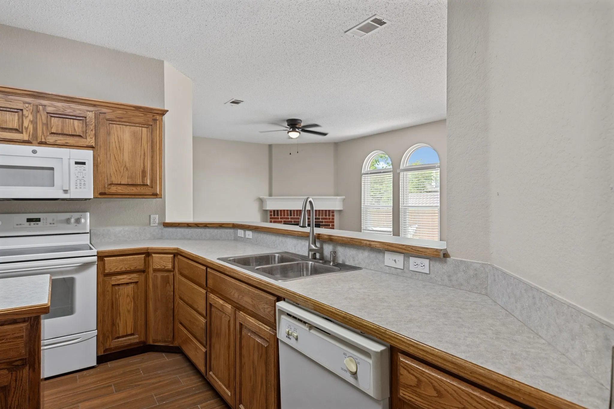 Single Family Residence For Sale in Tarrant County , 104 Bullava Court, Crowley, Texas 76036, 3 Bedroom, 2 Bathroom, 2 Garage spaces, 1,782 Sqft, built in 2003, mls#21343613, Real Estate Agent in Crowley, Homes For Sale in Tarrant county, Homes For Sale in Crowley, Realtor in Crowley Texas, Real Estate Brokerage Independent Realty Texas, Luminita Cordes Realtor