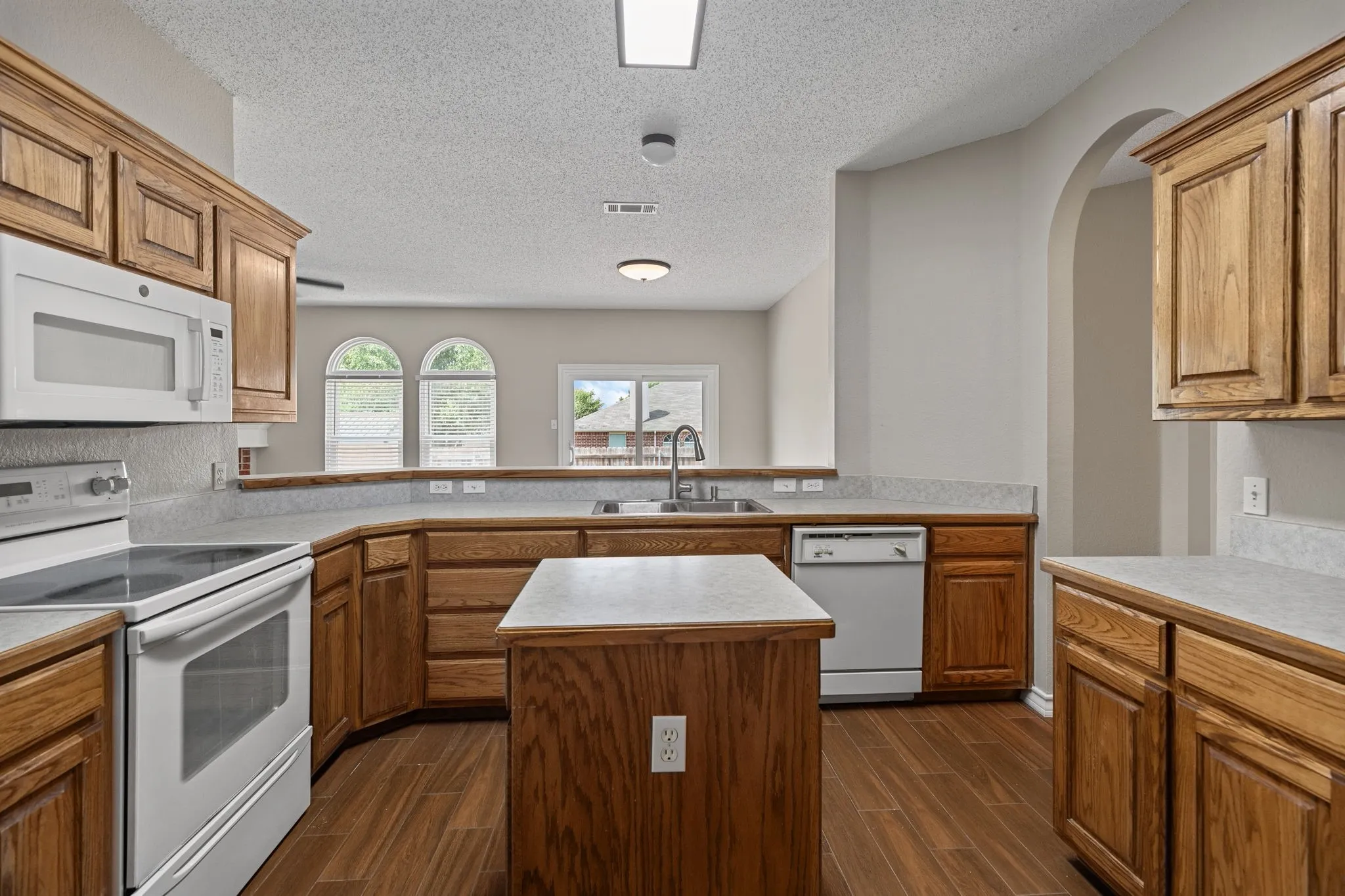 Single Family Residence For Sale in Tarrant County , 104 Bullava Court, Crowley, Texas 76036, 3 Bedroom, 2 Bathroom, 2 Garage spaces, 1,782 Sqft, built in 2003, mls#21343613, Real Estate Agent in Crowley, Homes For Sale in Tarrant county, Homes For Sale in Crowley, Realtor in Crowley Texas, Real Estate Brokerage Independent Realty Texas, Luminita Cordes Realtor