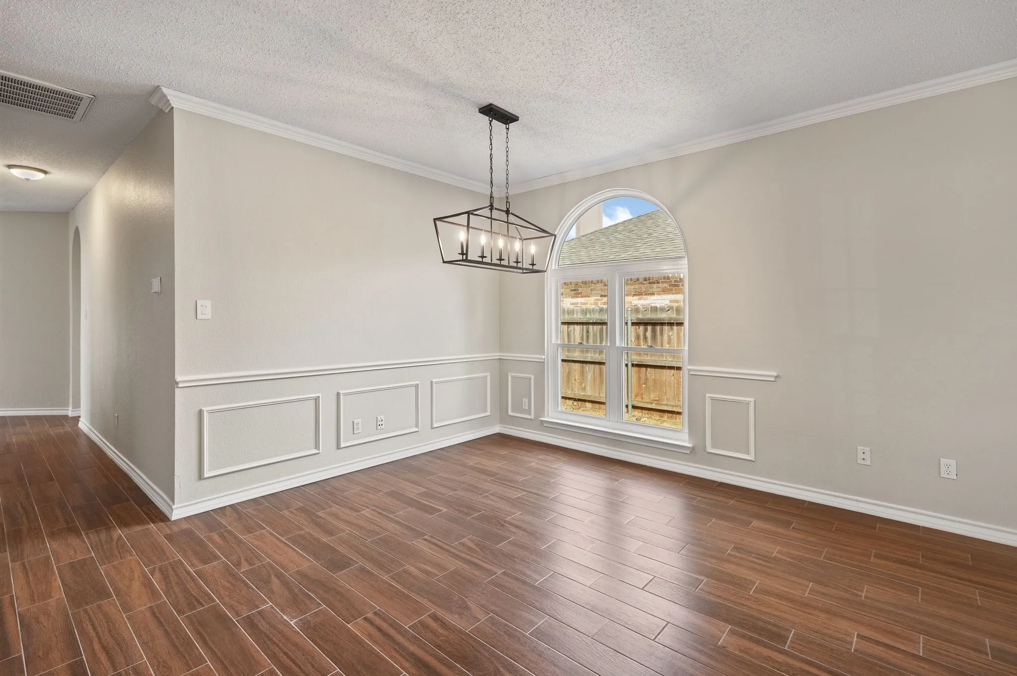 Single Family Residence For Sale in Tarrant County , 104 Bullava Court, Crowley, Texas 76036, 3 Bedroom, 2 Bathroom, 2 Garage spaces, 1,782 Sqft, built in 2003, mls#21343613, Real Estate Agent in Crowley, Homes For Sale in Tarrant county, Homes For Sale in Crowley, Realtor in Crowley Texas, Real Estate Brokerage Independent Realty Texas, Luminita Cordes Realtor
