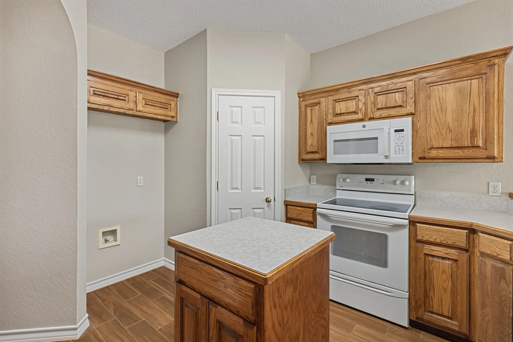 Single Family Residence For Sale in Tarrant County , 104 Bullava Court, Crowley, Texas 76036, 3 Bedroom, 2 Bathroom, 2 Garage spaces, 1,782 Sqft, built in 2003, mls#21343613, Real Estate Agent in Crowley, Homes For Sale in Tarrant county, Homes For Sale in Crowley, Realtor in Crowley Texas, Real Estate Brokerage Independent Realty Texas, Luminita Cordes Realtor