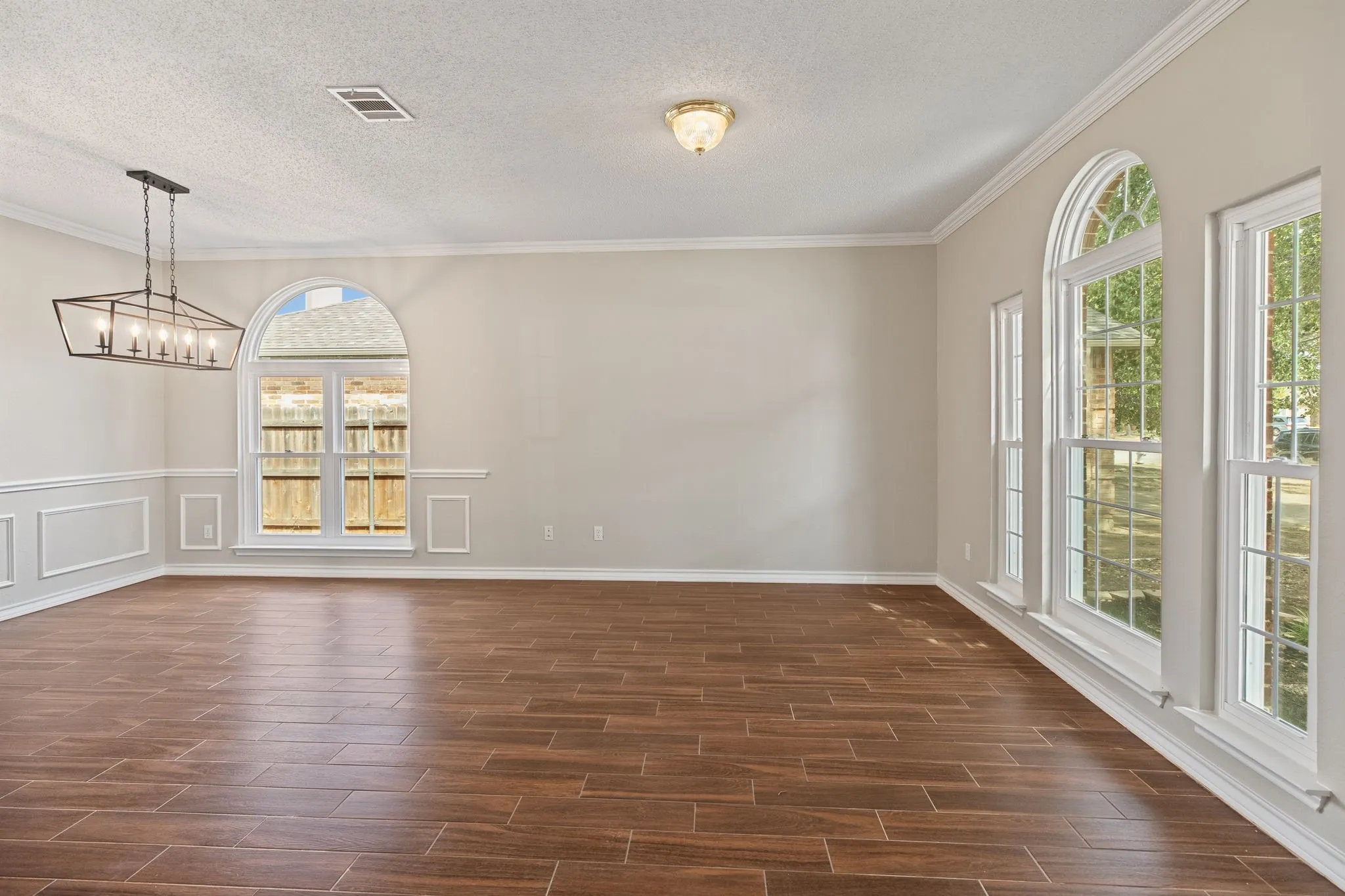 Single Family Residence For Sale in Tarrant County , 104 Bullava Court, Crowley, Texas 76036, 3 Bedroom, 2 Bathroom, 2 Garage spaces, 1,782 Sqft, built in 2003, mls#21343613, Real Estate Agent in Crowley, Homes For Sale in Tarrant county, Homes For Sale in Crowley, Realtor in Crowley Texas, Real Estate Brokerage Independent Realty Texas, Luminita Cordes Realtor