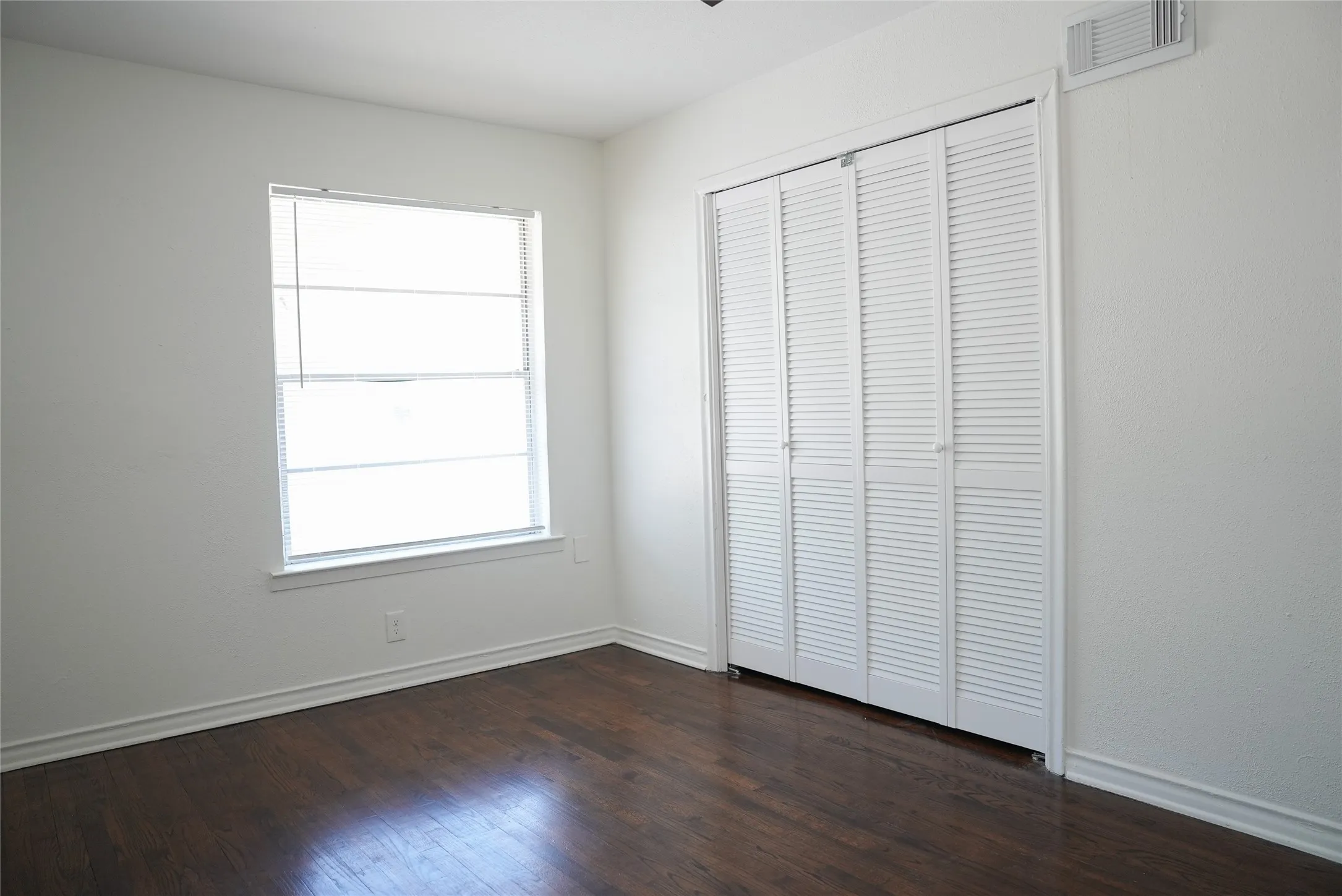 Duplex For Rent in Dallas County , 6565 Ascot Lane, Dallas, Texas 75214, 2 Bedroom, 1 Bathroom, 2 Garage spaces, 889 Sqft, built in 1961, mls#21371421, Real Estate Agent in Dallas, Homes For Rent in Dallas county, Homes For Rent in Dallas, Realtor in Dallas Texas, Real Estate Brokerage Independent Realty Texas, Luminita Cordes Realtor