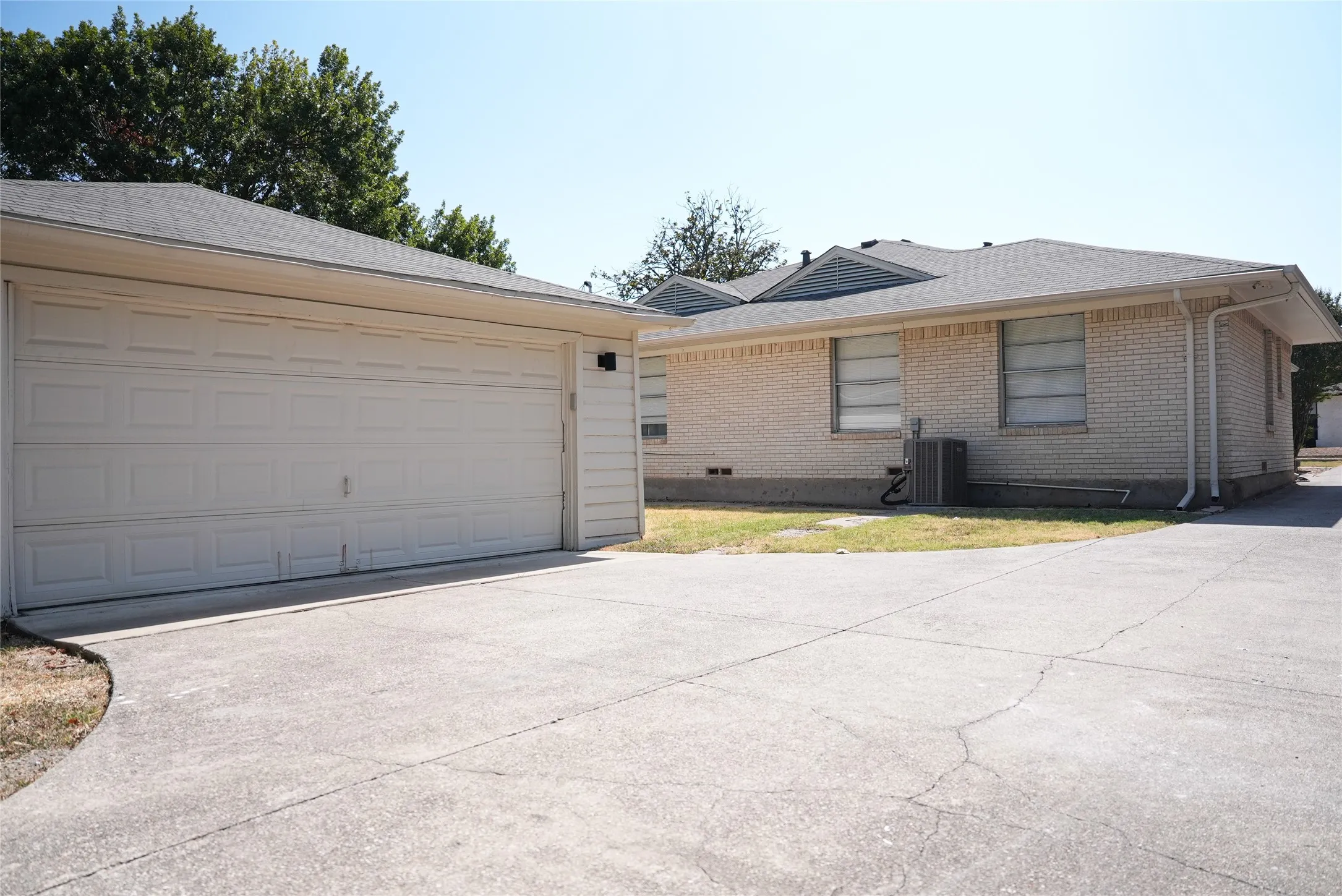 Duplex For Rent in Dallas County , 6565 Ascot Lane, Dallas, Texas 75214, 2 Bedroom, 1 Bathroom, 2 Garage spaces, 889 Sqft, built in 1961, mls#21371421, Real Estate Agent in Dallas, Homes For Rent in Dallas county, Homes For Rent in Dallas, Realtor in Dallas Texas, Real Estate Brokerage Independent Realty Texas, Luminita Cordes Realtor