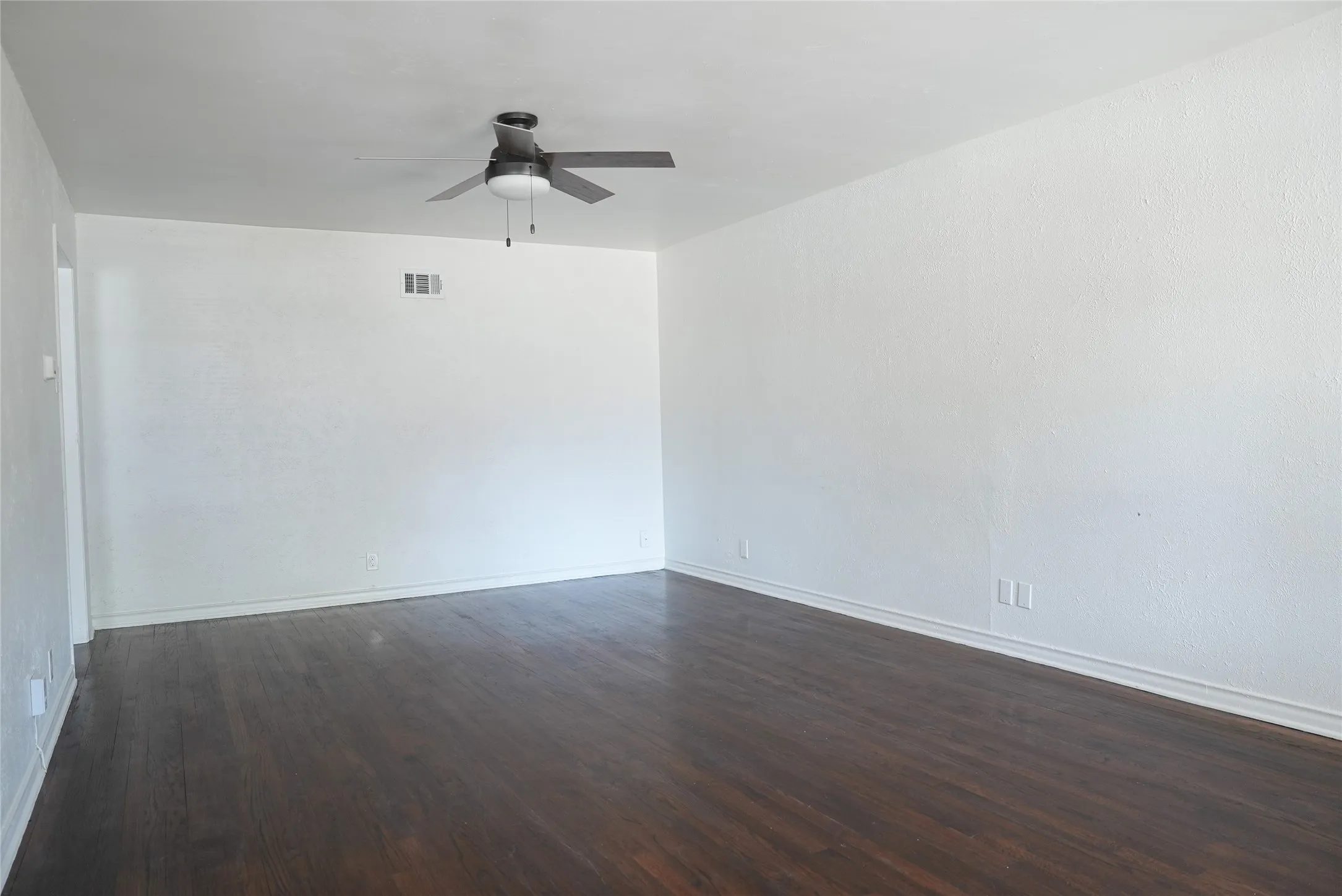 Duplex For Rent in Dallas County , 6565 Ascot Lane, Dallas, Texas 75214, 2 Bedroom, 1 Bathroom, 2 Garage spaces, 889 Sqft, built in 1961, mls#21371421, Real Estate Agent in Dallas, Homes For Rent in Dallas county, Homes For Rent in Dallas, Realtor in Dallas Texas, Real Estate Brokerage Independent Realty Texas, Luminita Cordes Realtor