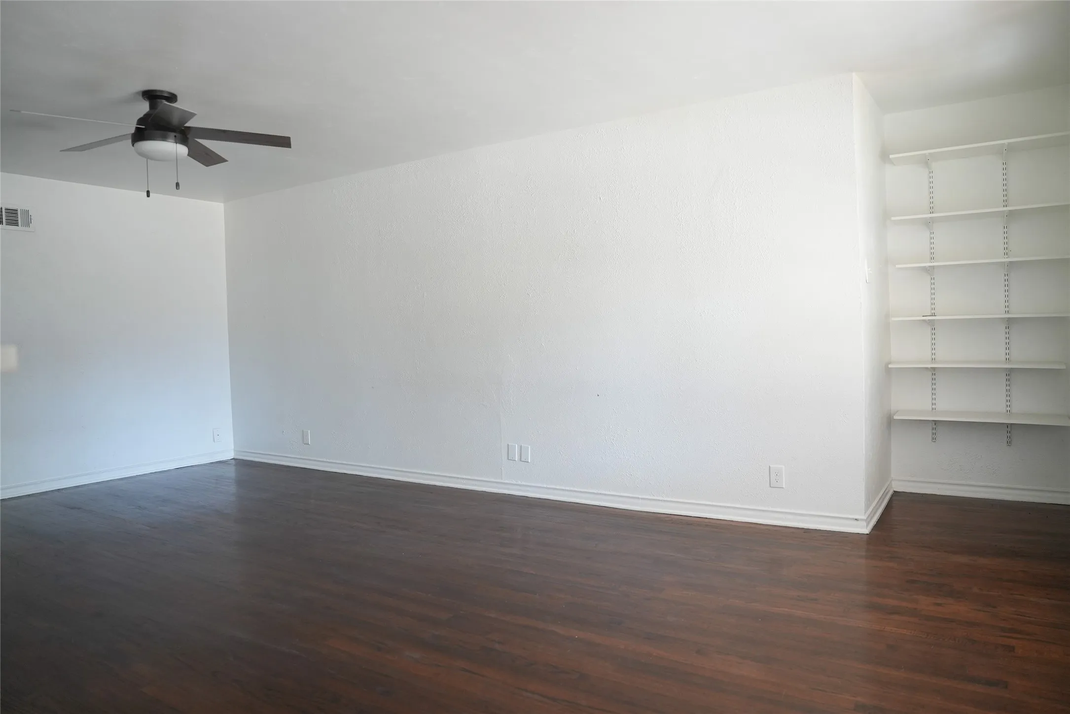 Duplex For Rent in Dallas County , 6565 Ascot Lane, Dallas, Texas 75214, 2 Bedroom, 1 Bathroom, 2 Garage spaces, 889 Sqft, built in 1961, mls#21371421, Real Estate Agent in Dallas, Homes For Rent in Dallas county, Homes For Rent in Dallas, Realtor in Dallas Texas, Real Estate Brokerage Independent Realty Texas, Luminita Cordes Realtor