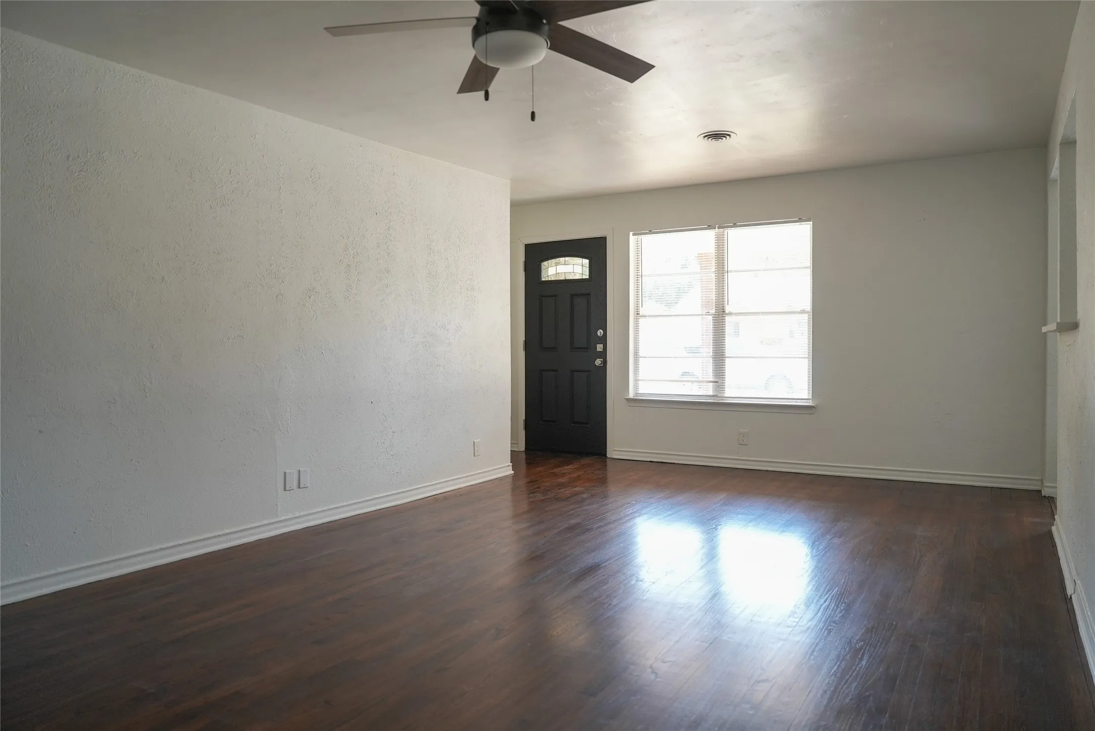Duplex For Rent in Dallas County , 6565 Ascot Lane, Dallas, Texas 75214, 2 Bedroom, 1 Bathroom, 2 Garage spaces, 889 Sqft, built in 1961, mls#21371421, Real Estate Agent in Dallas, Homes For Rent in Dallas county, Homes For Rent in Dallas, Realtor in Dallas Texas, Real Estate Brokerage Independent Realty Texas, Luminita Cordes Realtor