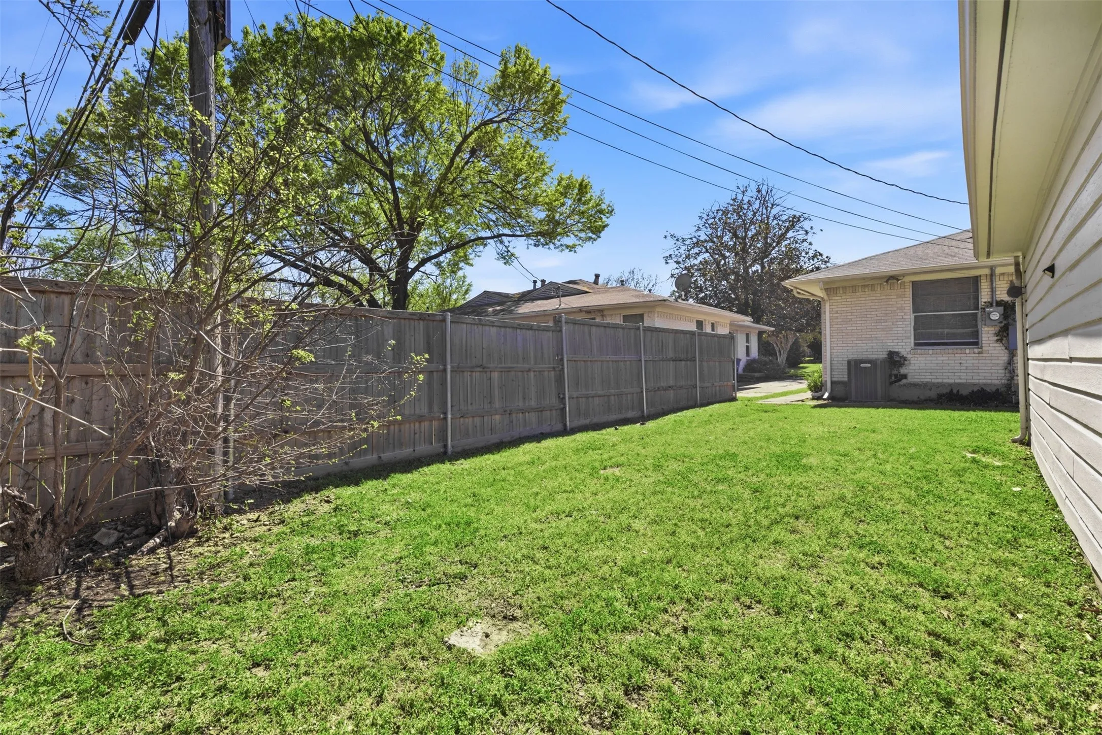 Duplex For Rent in Dallas County , 6565 Ascot Lane, Dallas, Texas 75214, 2 Bedroom, 1 Bathroom, 2 Garage spaces, 889 Sqft, built in 1961, mls#21371421, Real Estate Agent in Dallas, Homes For Rent in Dallas county, Homes For Rent in Dallas, Realtor in Dallas Texas, Real Estate Brokerage Independent Realty Texas, Luminita Cordes Realtor