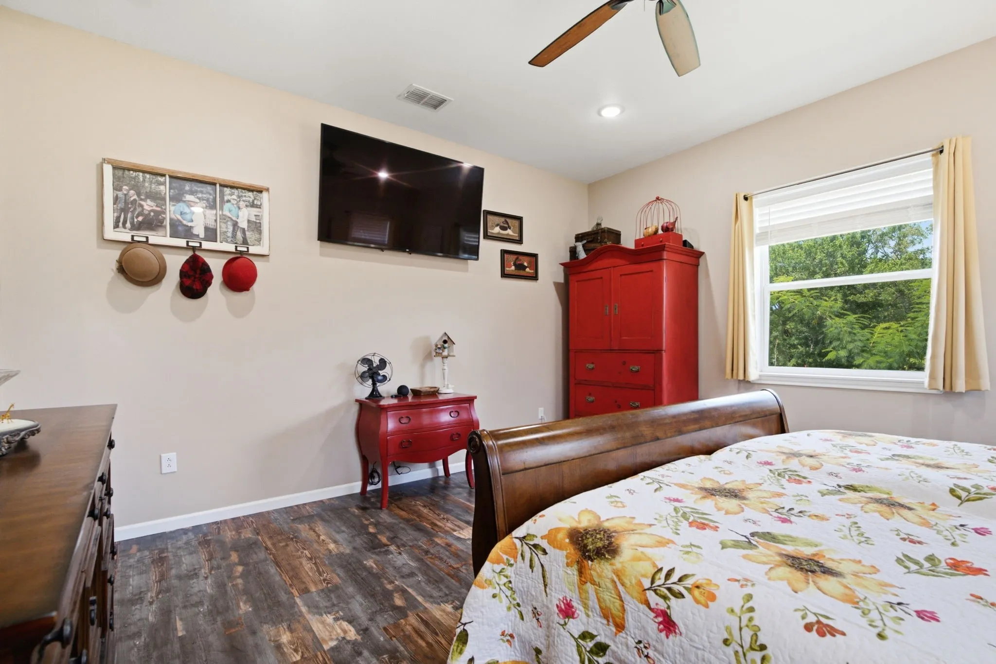 Wood-finish flooring, ceiling fan, recessed lighting, and a single window with blinds