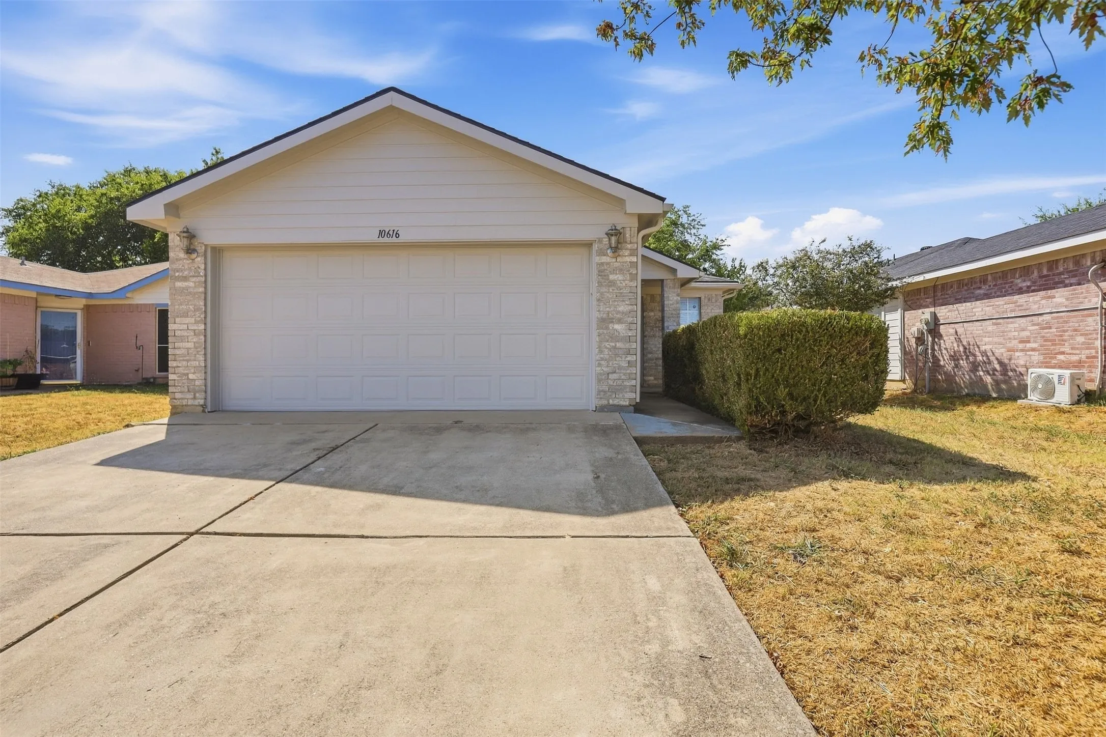 Single Family Residence For Sale in Tarrant County , 10616 Shadywood Drive, Fort Worth, Texas 76140, 3 Bedroom, 2 Bathroom, 2 Garage spaces, 1,286 Sqft, built in 1999, mls#21371547, Real Estate Agent in Fort Worth, Homes For Sale in Tarrant county, Homes For Sale in Fort Worth, Realtor in Fort Worth Texas, Real Estate Brokerage Independent Realty Texas, Luminita Cordes Realtor