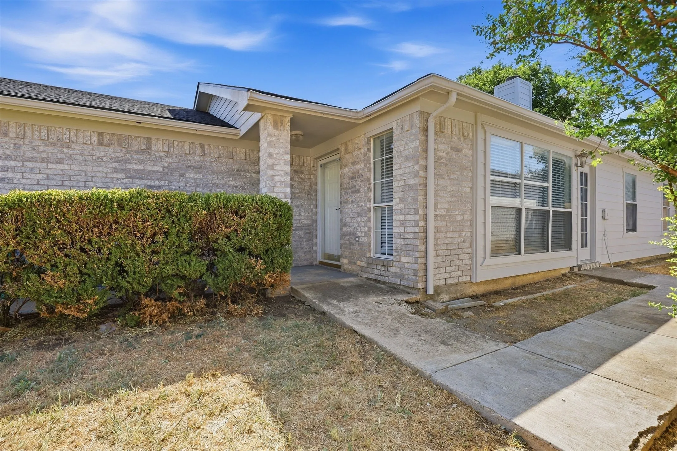 Single Family Residence For Sale in Tarrant County , 10616 Shadywood Drive, Fort Worth, Texas 76140, 3 Bedroom, 2 Bathroom, 2 Garage spaces, 1,286 Sqft, built in 1999, mls#21371547, Real Estate Agent in Fort Worth, Homes For Sale in Tarrant county, Homes For Sale in Fort Worth, Realtor in Fort Worth Texas, Real Estate Brokerage Independent Realty Texas, Luminita Cordes Realtor