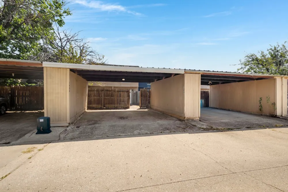 Townhouse For Sale in Denton County , 1404 Sombre Vista Drive, Denton, Texas 76205, 3 Bedroom, 2 Bathroom, Garage spaces, 1,322 Sqft, built in 1970, mls#21367090, Real Estate Agent in Denton, Homes For Sale in Denton county, Homes For Sale in Denton, Realtor in Denton Texas, Real Estate Brokerage Independent Realty Texas, Luminita Cordes Realtor