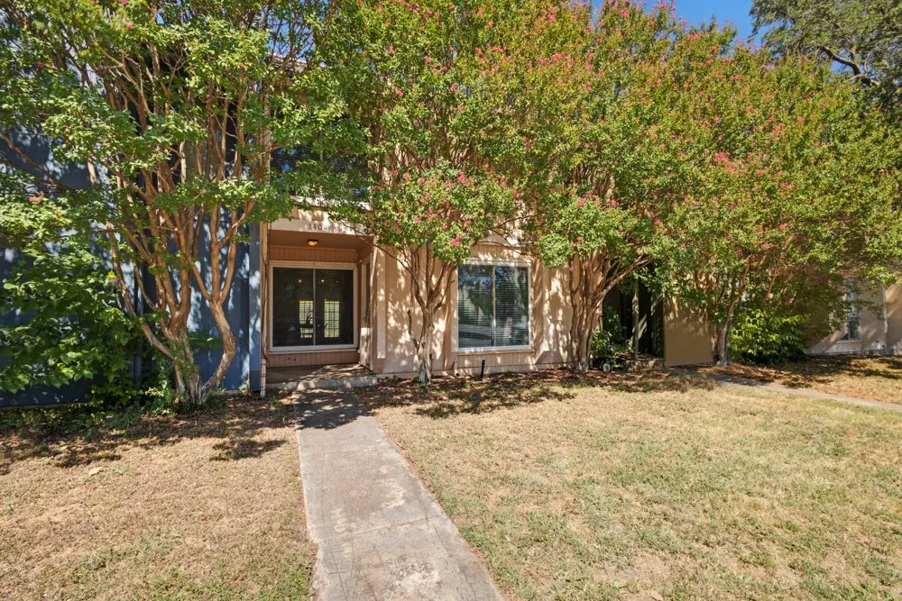Townhouse For Sale in Denton County , 1404 Sombre Vista Drive, Denton, Texas 76205, 3 Bedroom, 2 Bathroom, Garage spaces, 1,322 Sqft, built in 1970, mls#21367090, Real Estate Agent in Denton, Homes For Sale in Denton county, Homes For Sale in Denton, Realtor in Denton Texas, Real Estate Brokerage Independent Realty Texas, Luminita Cordes Realtor