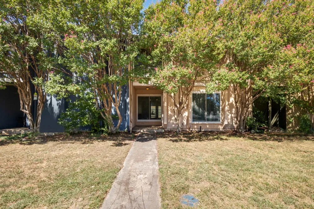 Townhouse For Sale in Denton County , 1404 Sombre Vista Drive, Denton, Texas 76205, 3 Bedroom, 2 Bathroom, Garage spaces, 1,322 Sqft, built in 1970, mls#21367090, Real Estate Agent in Denton, Homes For Sale in Denton county, Homes For Sale in Denton, Realtor in Denton Texas, Real Estate Brokerage Independent Realty Texas, Luminita Cordes Realtor