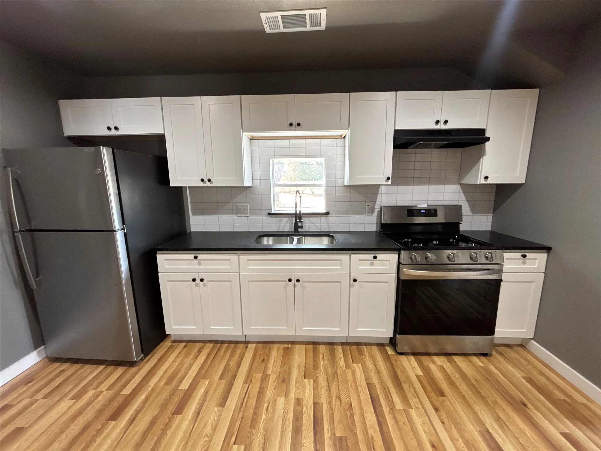 Single Family Residence For Rent in Dallas County , 410 S Kaufman Street, Seagoville, Texas 75159, 3 Bedroom, 2 Bathroom, Garage spaces, 1,300 Sqft, built in 1940, mls#21371538, Real Estate Agent in Seagoville, Homes For Rent in Dallas county, Homes For Rent in Seagoville, Realtor in Seagoville Texas, Real Estate Brokerage Independent Realty Texas, Luminita Cordes Realtor