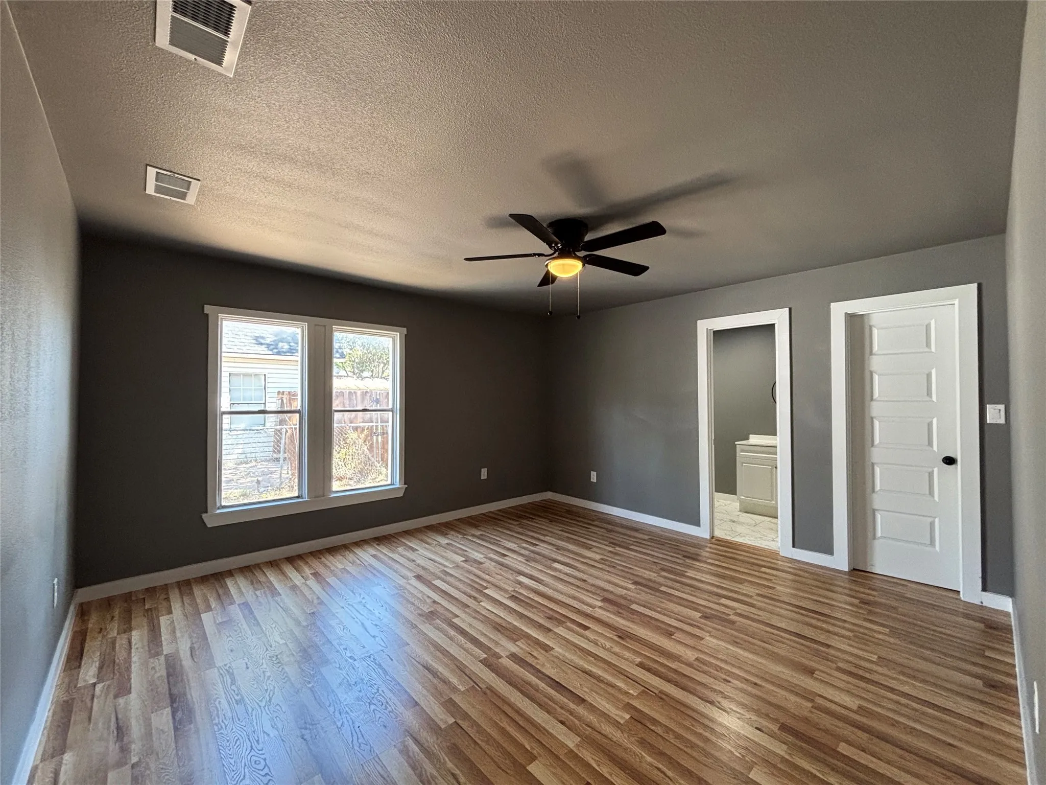 Single Family Residence For Rent in Dallas County , 410 S Kaufman Street, Seagoville, Texas 75159, 3 Bedroom, 2 Bathroom, Garage spaces, 1,300 Sqft, built in 1940, mls#21371538, Real Estate Agent in Seagoville, Homes For Rent in Dallas county, Homes For Rent in Seagoville, Realtor in Seagoville Texas, Real Estate Brokerage Independent Realty Texas, Luminita Cordes Realtor