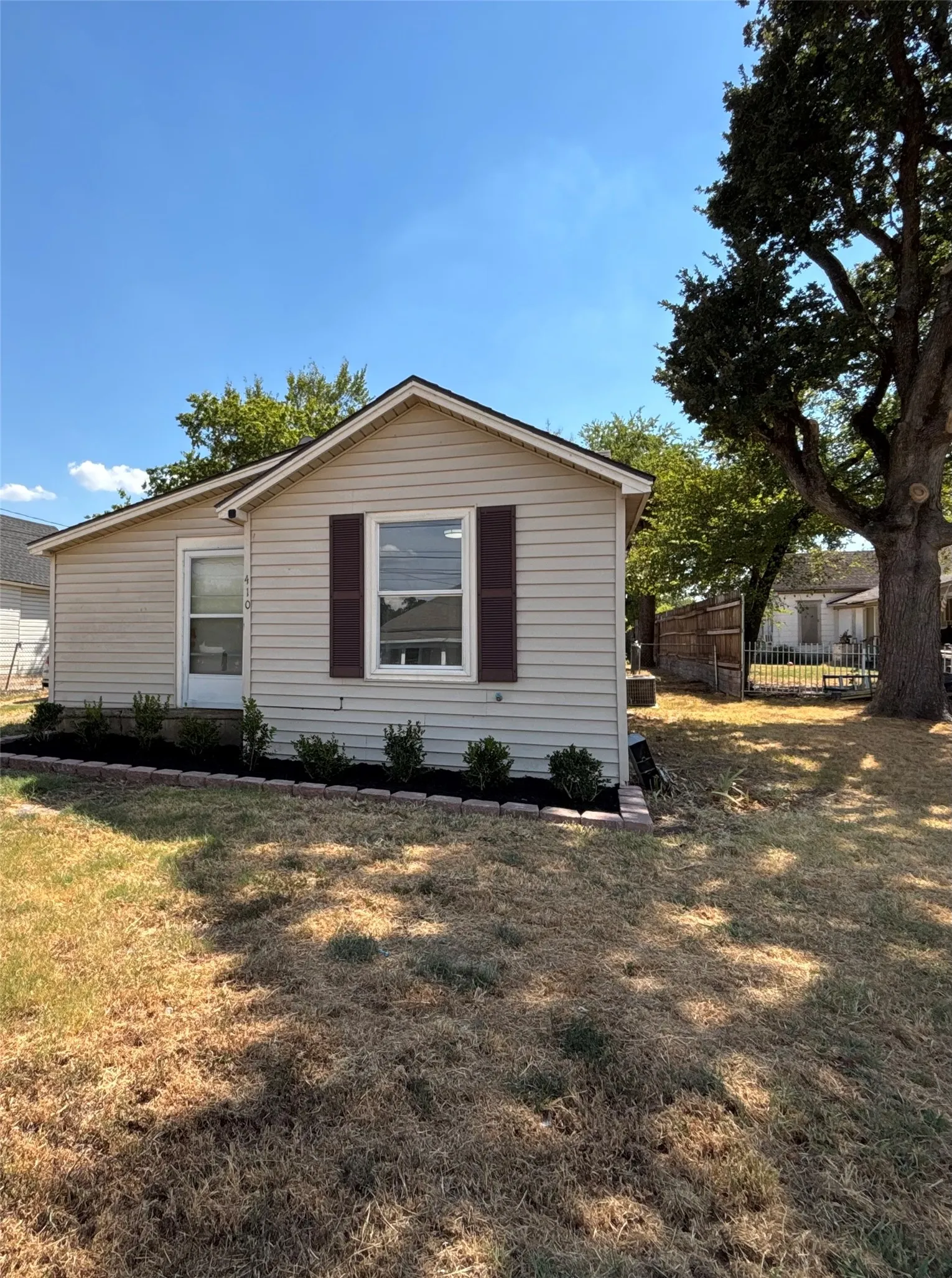 Single Family Residence For Rent in Dallas County , 410 S Kaufman Street, Seagoville, Texas 75159, 3 Bedroom, 2 Bathroom, Garage spaces, 1,300 Sqft, built in 1940, mls#21371538, Real Estate Agent in Seagoville, Homes For Rent in Dallas county, Homes For Rent in Seagoville, Realtor in Seagoville Texas, Real Estate Brokerage Independent Realty Texas, Luminita Cordes Realtor