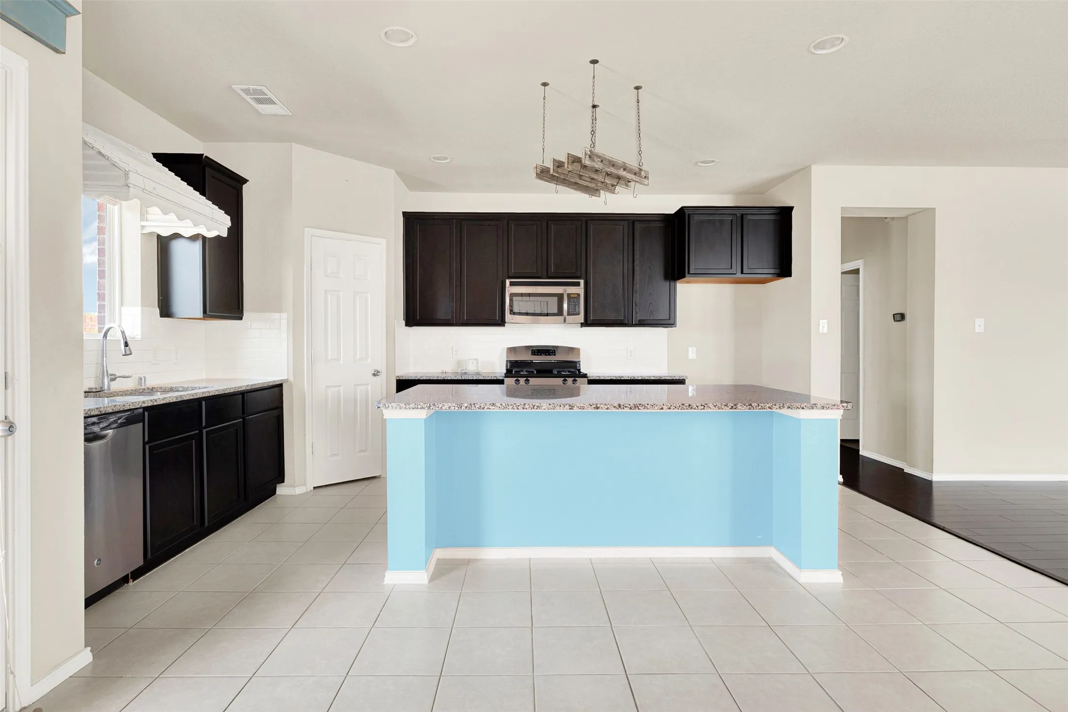 Single Family Residence For Sale in Tarrant County , 7901 Wildwest Drive, Fort Worth, Texas 76131, 4 Bedroom, 3 Bathroom, 2 Garage spaces, 2,546 Sqft, built in 2015, mls#21361969, Real Estate Agent in Fort Worth, Homes For Sale in Tarrant county, Homes For Sale in Fort Worth, Realtor in Fort Worth Texas, Real Estate Brokerage Independent Realty Texas, Luminita Cordes Realtor