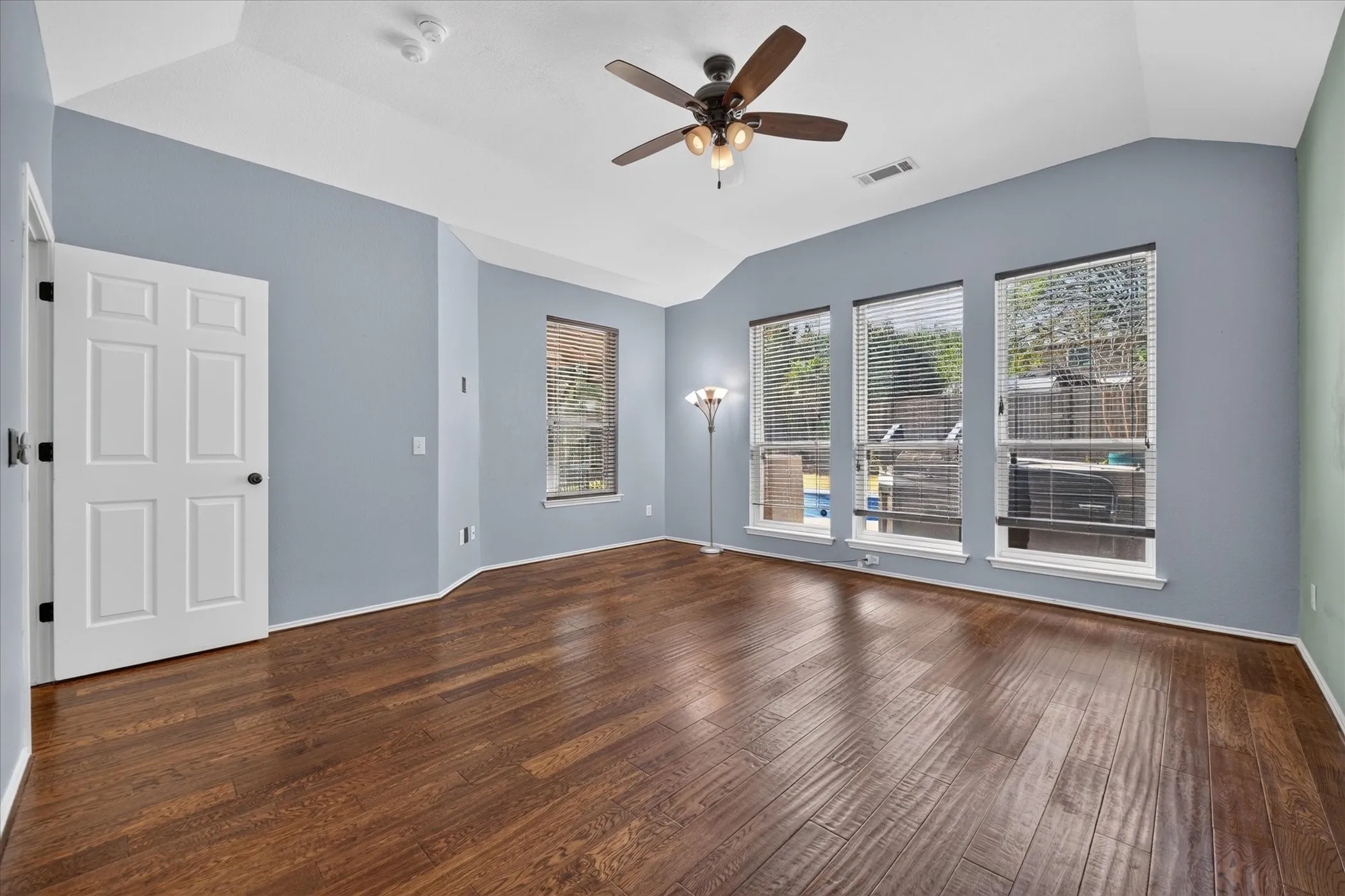 Single Family Residence For Sale in Denton County , 1515 Nightingale Lane, Corinth, Texas 76210, 4 Bedroom, 3 Bathroom, 2 Garage spaces, 2,465 Sqft, built in 1999, mls#21368266, Real Estate Agent in Corinth, Homes For Sale in Denton county, Homes For Sale in Corinth, Realtor in Corinth Texas, Real Estate Brokerage Independent Realty Texas, Luminita Cordes Realtor