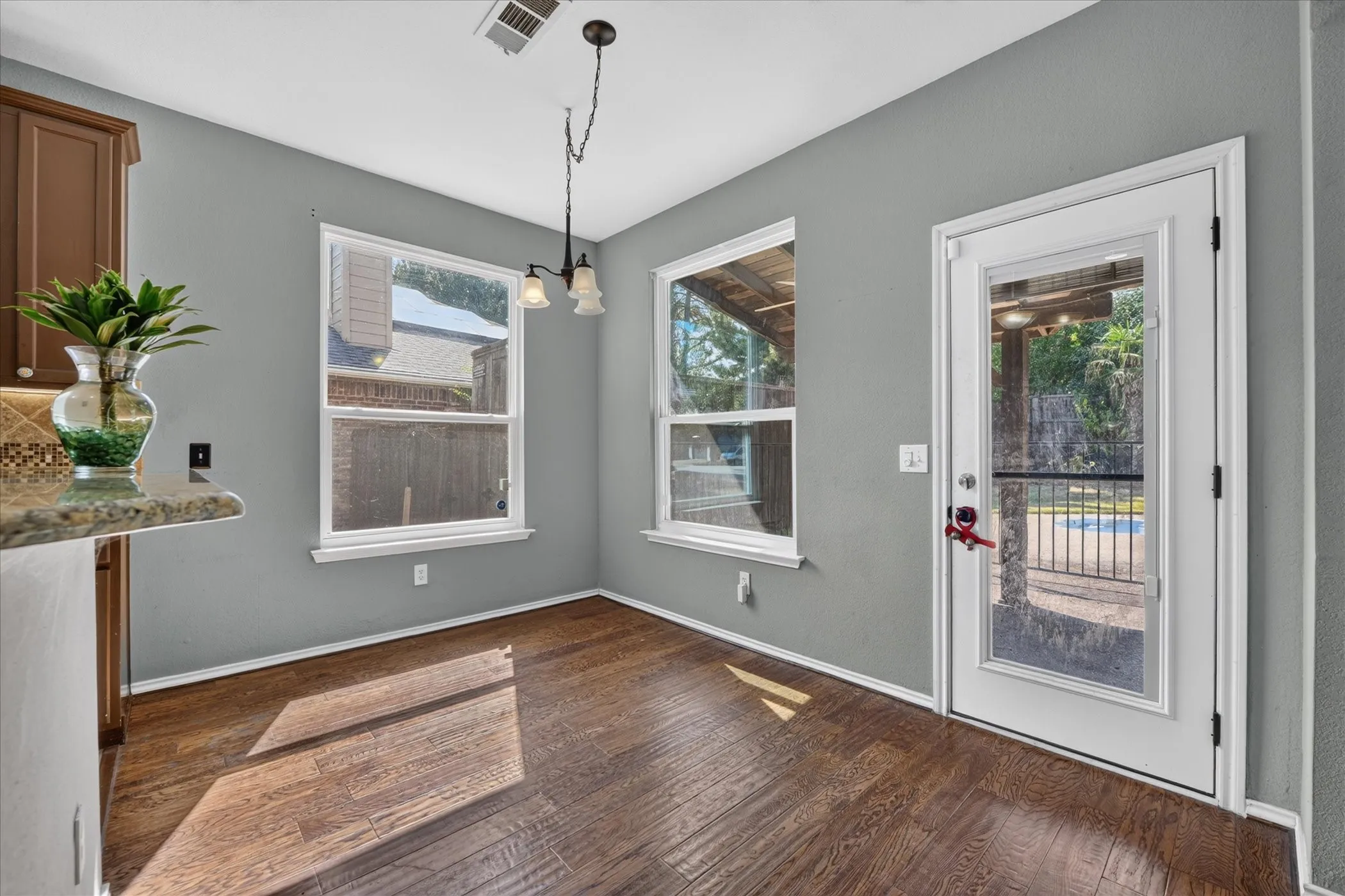 Single Family Residence For Sale in Denton County , 1515 Nightingale Lane, Corinth, Texas 76210, 4 Bedroom, 3 Bathroom, 2 Garage spaces, 2,465 Sqft, built in 1999, mls#21368266, Real Estate Agent in Corinth, Homes For Sale in Denton county, Homes For Sale in Corinth, Realtor in Corinth Texas, Real Estate Brokerage Independent Realty Texas, Luminita Cordes Realtor