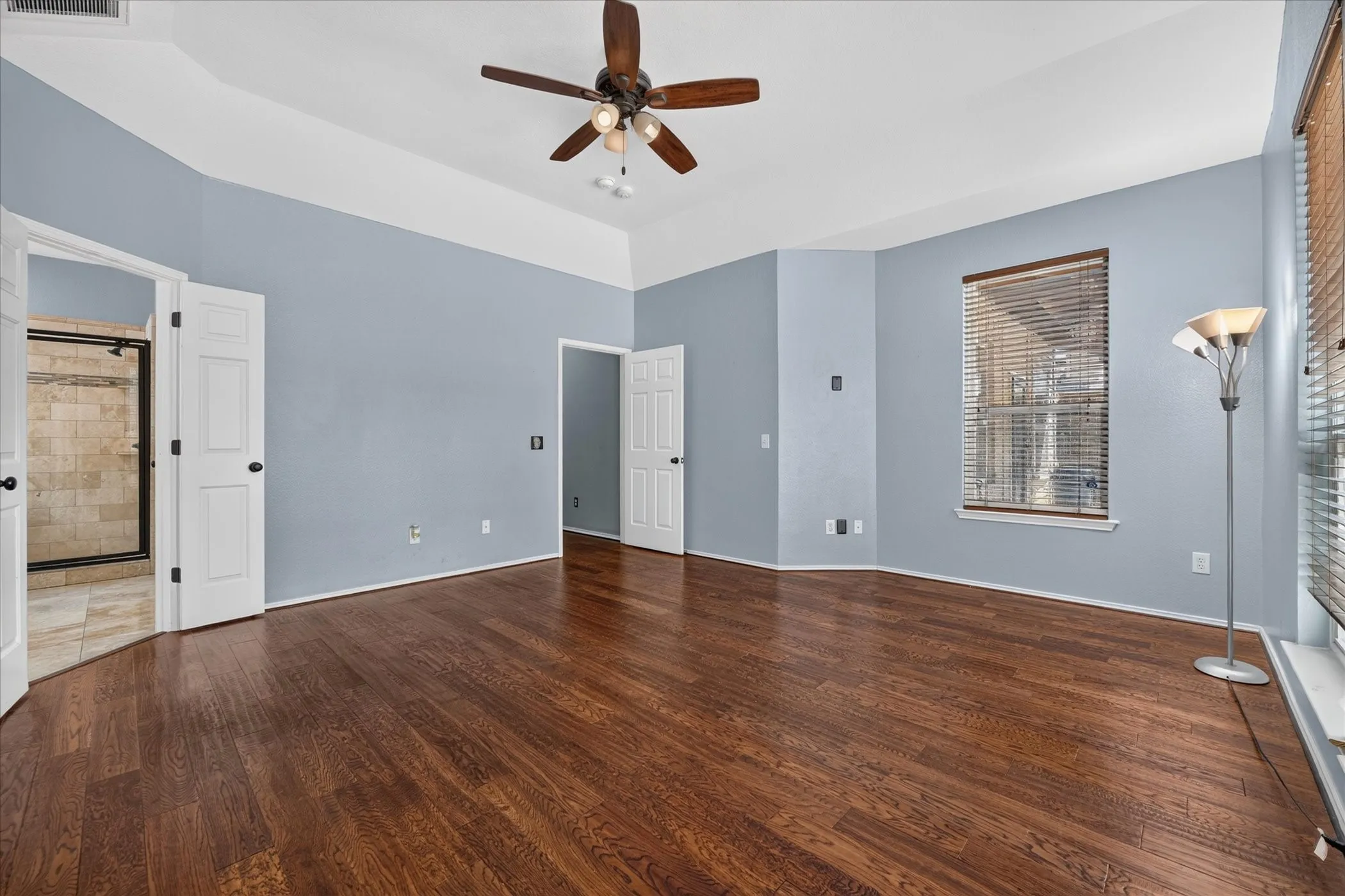 Single Family Residence For Sale in Denton County , 1515 Nightingale Lane, Corinth, Texas 76210, 4 Bedroom, 3 Bathroom, 2 Garage spaces, 2,465 Sqft, built in 1999, mls#21368266, Real Estate Agent in Corinth, Homes For Sale in Denton county, Homes For Sale in Corinth, Realtor in Corinth Texas, Real Estate Brokerage Independent Realty Texas, Luminita Cordes Realtor