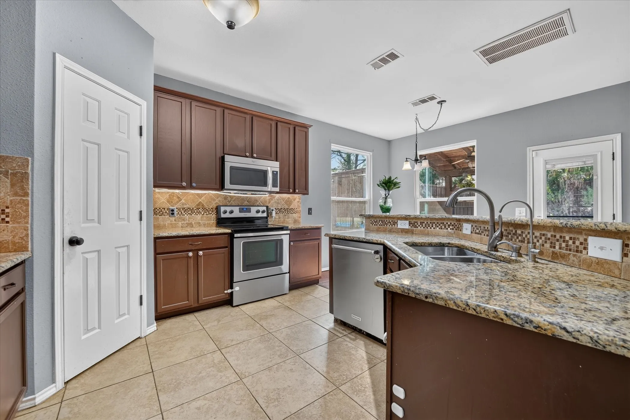 Single Family Residence For Sale in Denton County , 1515 Nightingale Lane, Corinth, Texas 76210, 4 Bedroom, 3 Bathroom, 2 Garage spaces, 2,465 Sqft, built in 1999, mls#21368266, Real Estate Agent in Corinth, Homes For Sale in Denton county, Homes For Sale in Corinth, Realtor in Corinth Texas, Real Estate Brokerage Independent Realty Texas, Luminita Cordes Realtor