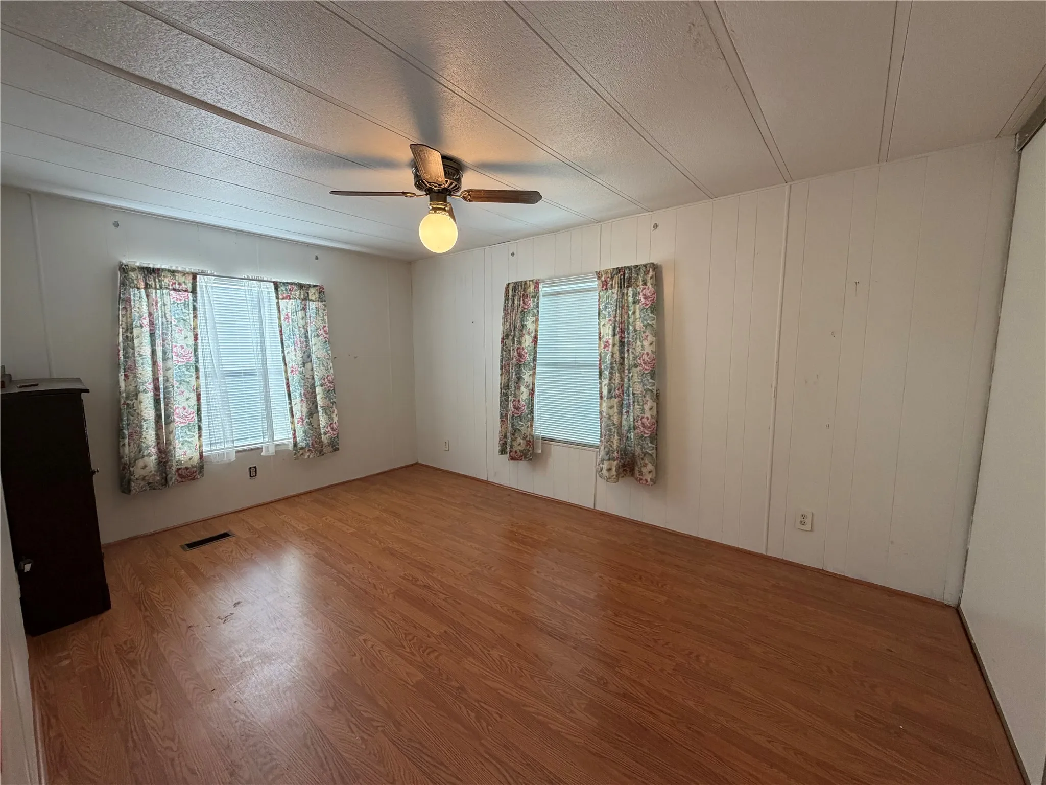 Manufactured Home For Sale in Ellis County , 804 Preston Road, Red Oak, Texas 75154, 3 Bedroom, 2 Bathroom, Garage spaces, 2,000 Sqft, built in 1984, mls#21369739, Real Estate Agent in Red Oak, Homes For Sale in Ellis county, Homes For Sale in Red Oak, Realtor in Red Oak Texas, Real Estate Brokerage Independent Realty Texas, Luminita Cordes Realtor