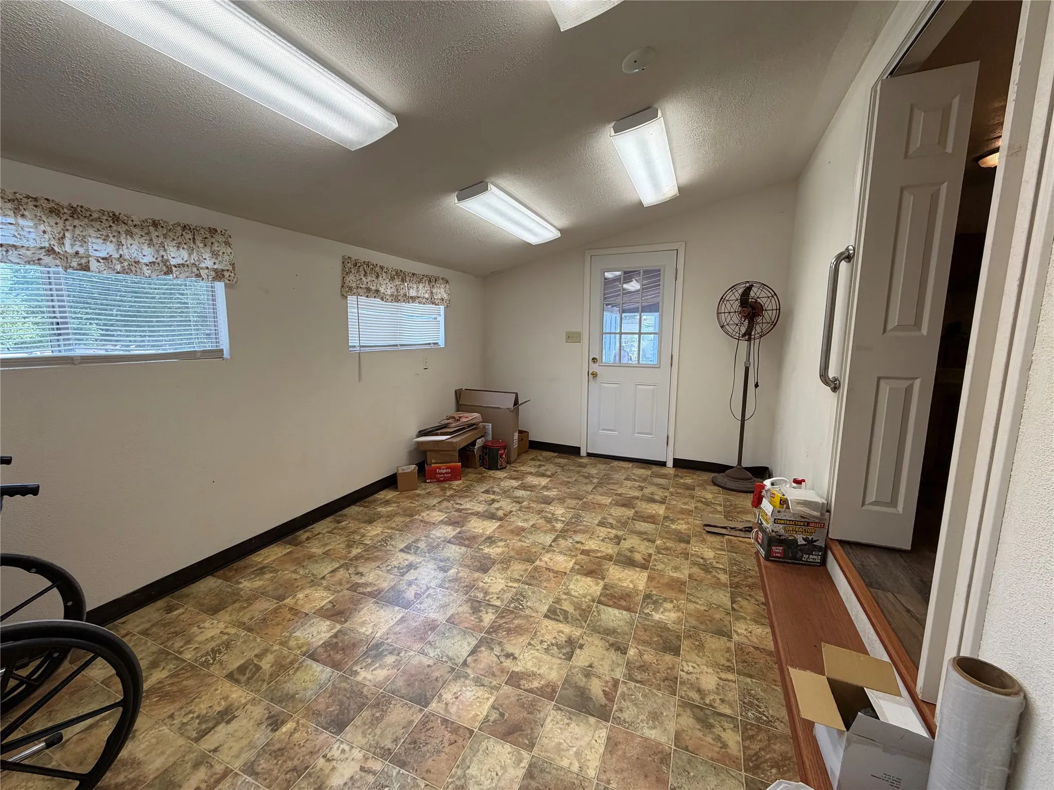 Manufactured Home For Sale in Ellis County , 804 Preston Road, Red Oak, Texas 75154, 3 Bedroom, 2 Bathroom, Garage spaces, 2,000 Sqft, built in 1984, mls#21369739, Real Estate Agent in Red Oak, Homes For Sale in Ellis county, Homes For Sale in Red Oak, Realtor in Red Oak Texas, Real Estate Brokerage Independent Realty Texas, Luminita Cordes Realtor