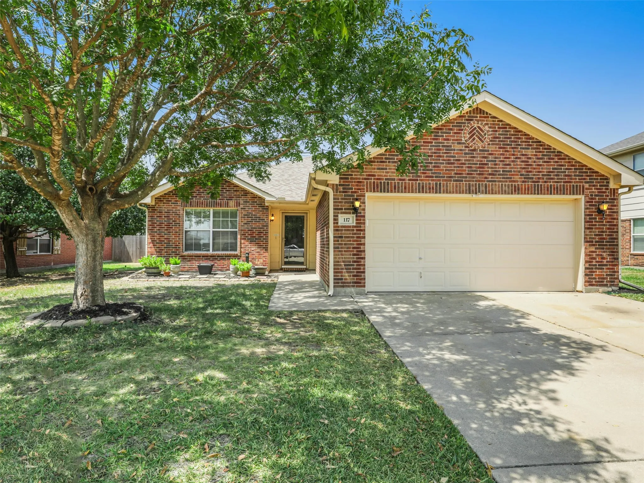 Single Family Residence For Sale in Denton County , 117 Palomino Lane, Krum, Texas 76249, 3 Bedroom, 2 Bathroom, 2 Garage spaces, 1,637 Sqft, built in 2004, mls#21371357, Real Estate Agent in Krum, Homes For Sale in Denton county, Homes For Sale in Krum, Realtor in Krum Texas, Real Estate Brokerage Independent Realty Texas, Luminita Cordes Realtor