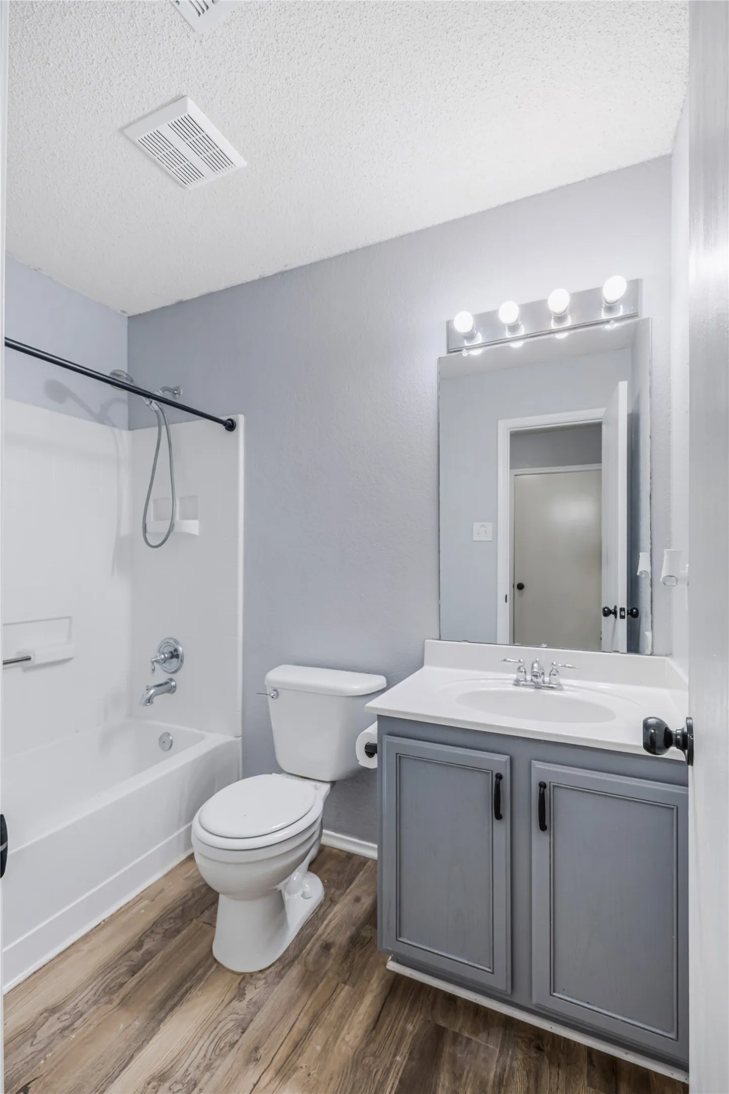 Another view of the secondary bathroom