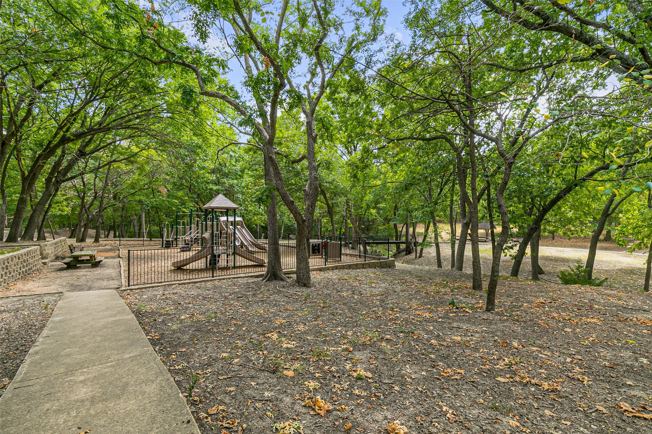 Single Family Residence For Sale in Rockwall County , 101 Reliance Court, Rockwall, Texas 75032, 4 Bedroom, 3 Bathroom, 2 Garage spaces, 3,100 Sqft, built in 1994, mls#21370487, Real Estate Agent in Rockwall, Homes For Sale in Rockwall county, Homes For Sale in Rockwall, Realtor in Rockwall Texas, Real Estate Brokerage Independent Realty Texas, Luminita Cordes Realtor