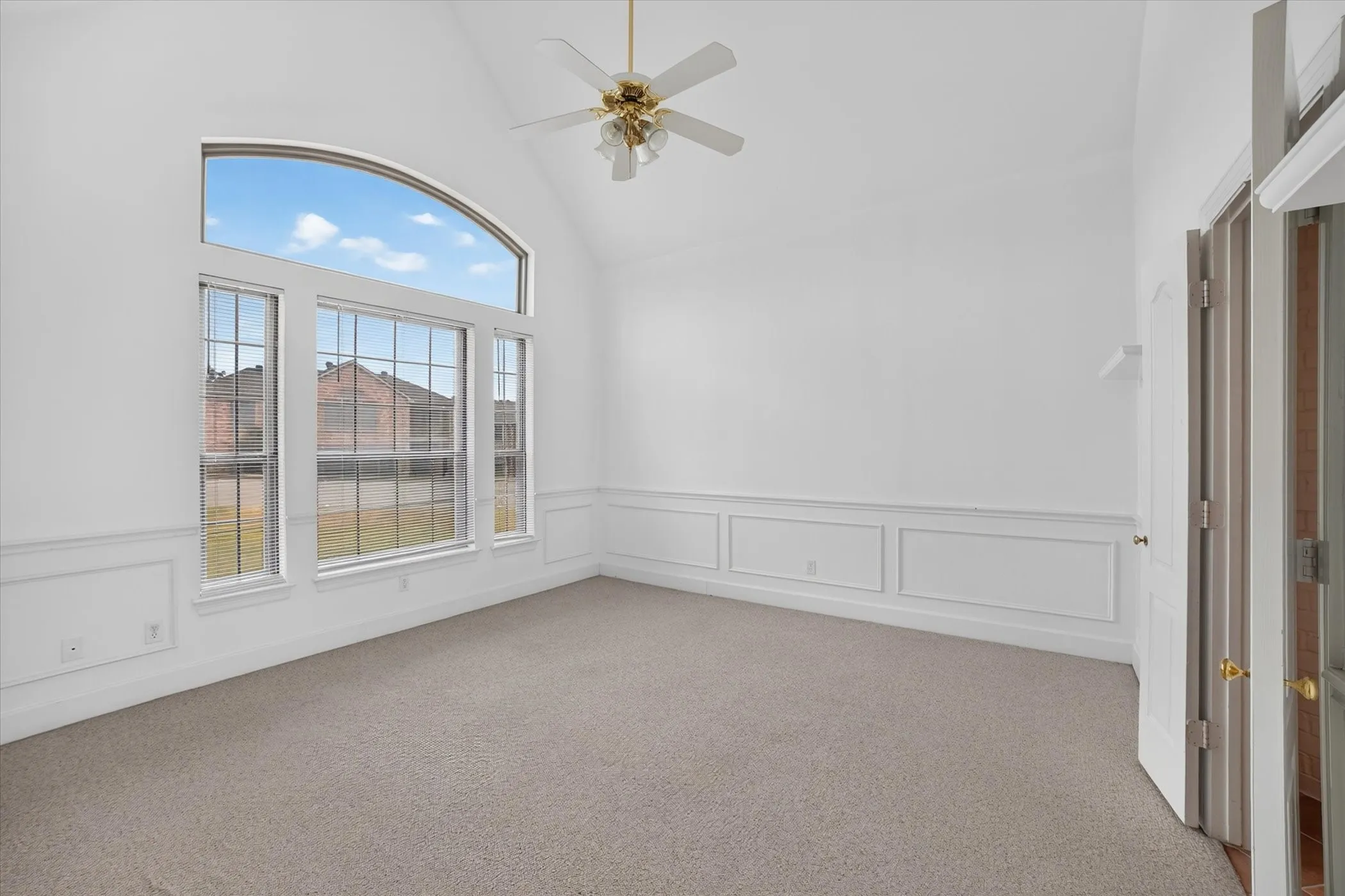 Single Family Residence For Sale in Rockwall County , 101 Reliance Court, Rockwall, Texas 75032, 4 Bedroom, 3 Bathroom, 2 Garage spaces, 3,100 Sqft, built in 1994, mls#21370487, Real Estate Agent in Rockwall, Homes For Sale in Rockwall county, Homes For Sale in Rockwall, Realtor in Rockwall Texas, Real Estate Brokerage Independent Realty Texas, Luminita Cordes Realtor