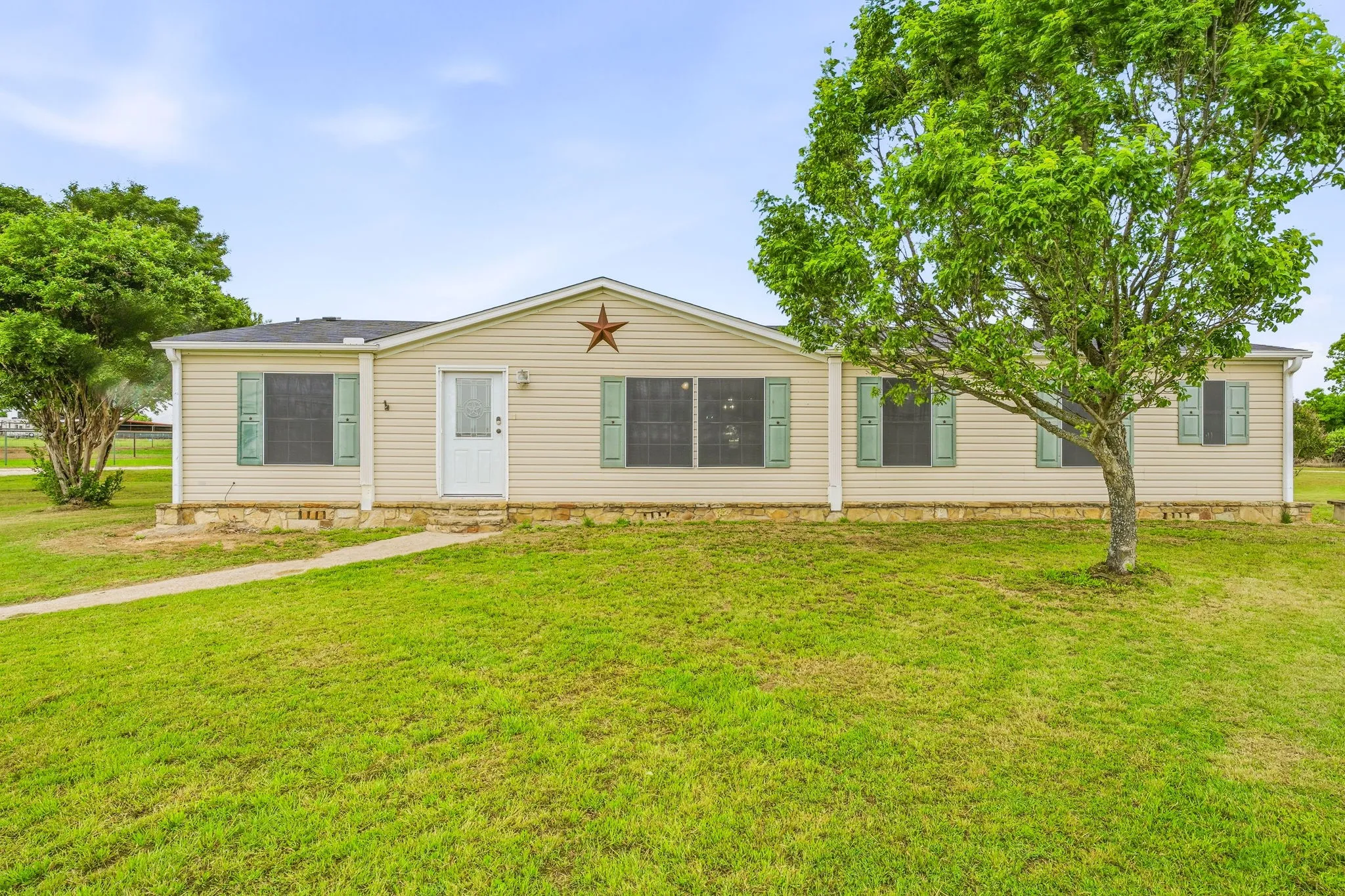 Single Family Residence For Sale in Erath County , 11555 N US Highway 377, Stephenville, Texas 76401, 3 Bedroom, 2 Bathroom, Garage spaces, 1,792 Sqft, built in 2000, mls#21369015, Real Estate Agent in Stephenville, Homes For Sale in Erath county, Homes For Sale in Stephenville, Realtor in Stephenville Texas, Real Estate Brokerage Independent Realty Texas, Luminita Cordes Realtor