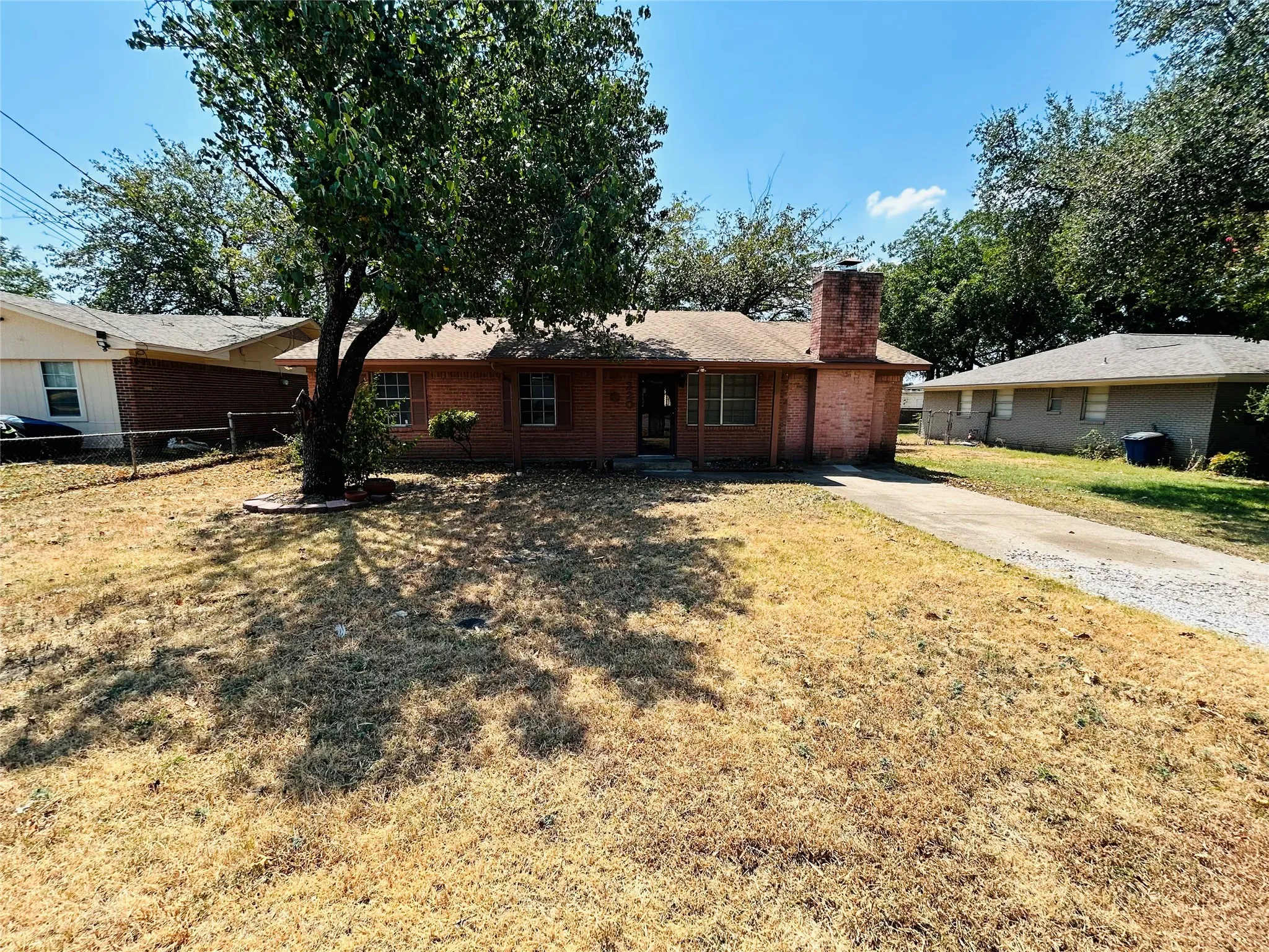 Single Family Residence For Sale in Dallas County , 220 Texas Street, Cedar Hill, Texas 75104, 3 Bedroom, 2 Bathroom, Garage spaces, 1,073 Sqft, built in 1964, mls#21369299, Real Estate Agent in Cedar Hill, Homes For Sale in Dallas county, Homes For Sale in Cedar Hill, Realtor in Cedar Hill Texas, Real Estate Brokerage Independent Realty Texas, Luminita Cordes Realtor