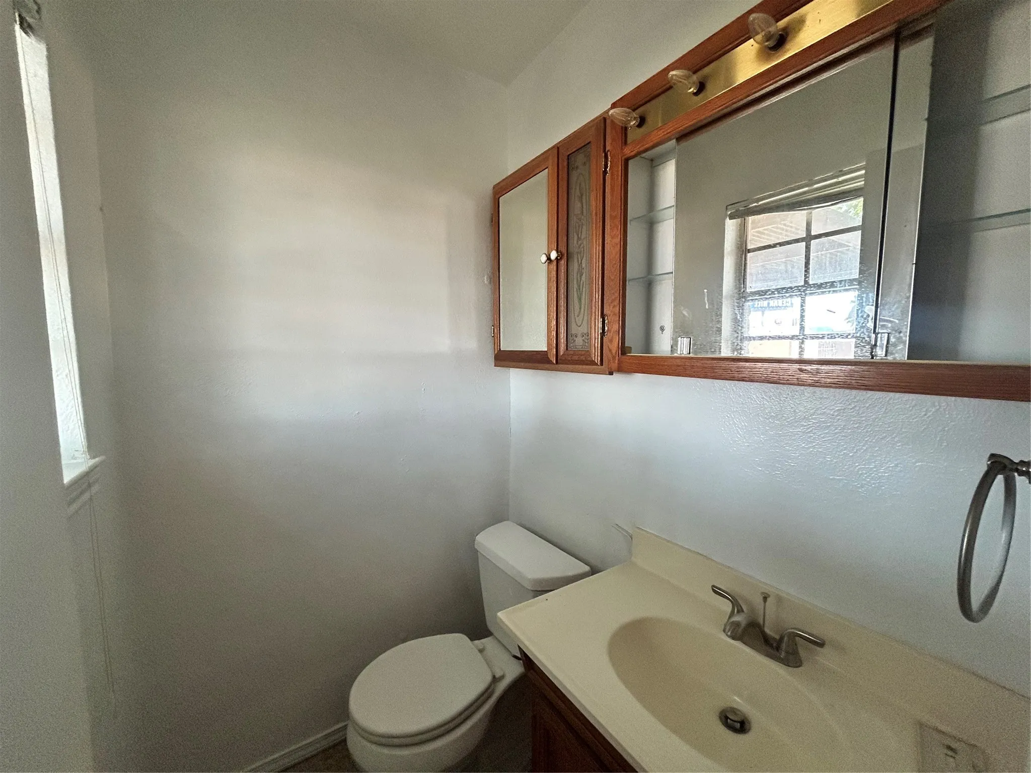 Primary bedroom half bath