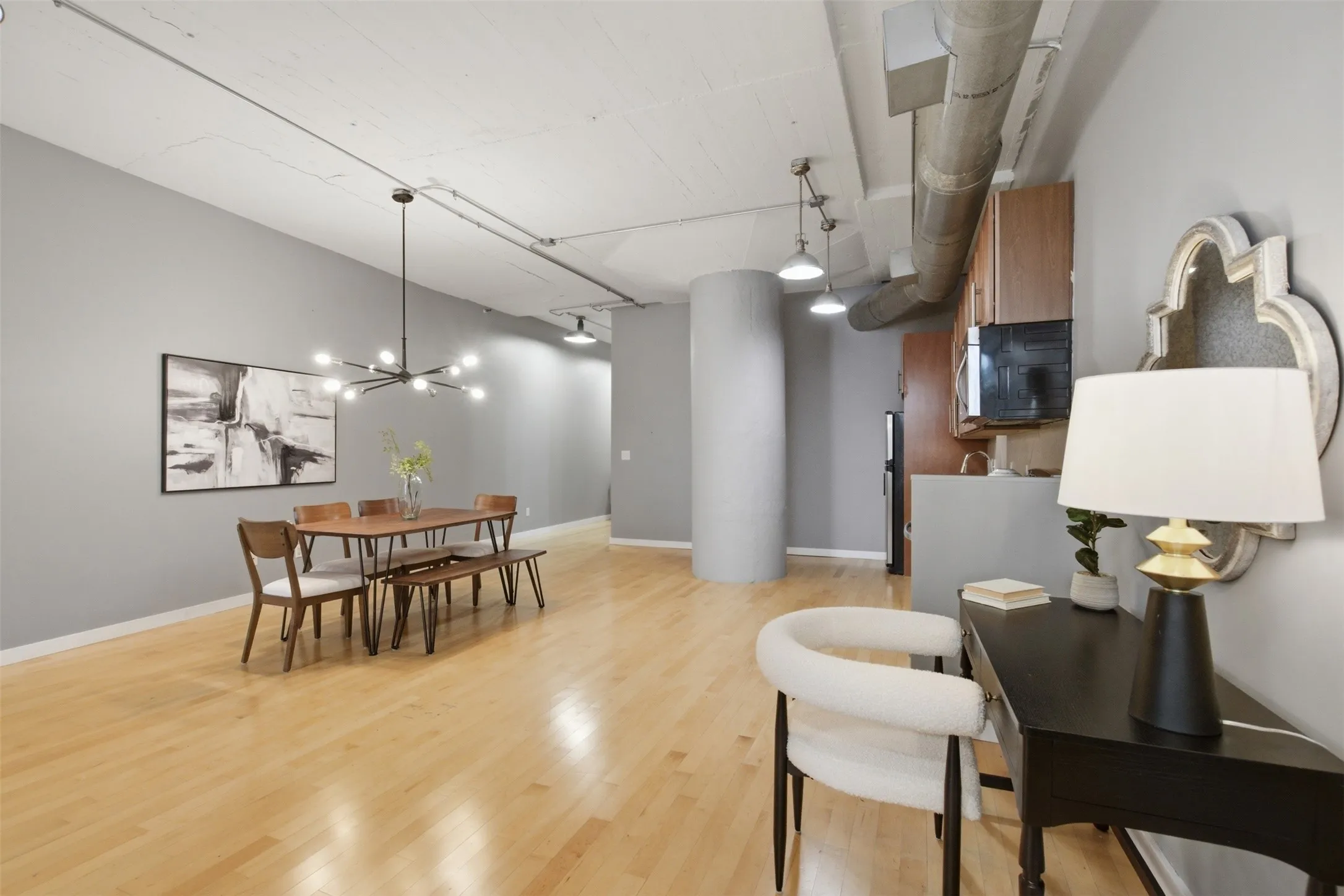 Condominium For Rent in Dallas County , 1122 Jackson Street 318, Dallas, Texas 75202, 1 Bedroom, 1 Bathroom, 1 Garage spaces, 1,156 Sqft, built in 1925, mls#21371112, Real Estate Agent in Dallas, Homes For Rent in Dallas county, Homes For Rent in Dallas, Realtor in Dallas Texas, Real Estate Brokerage Independent Realty Texas, Luminita Cordes Realtor